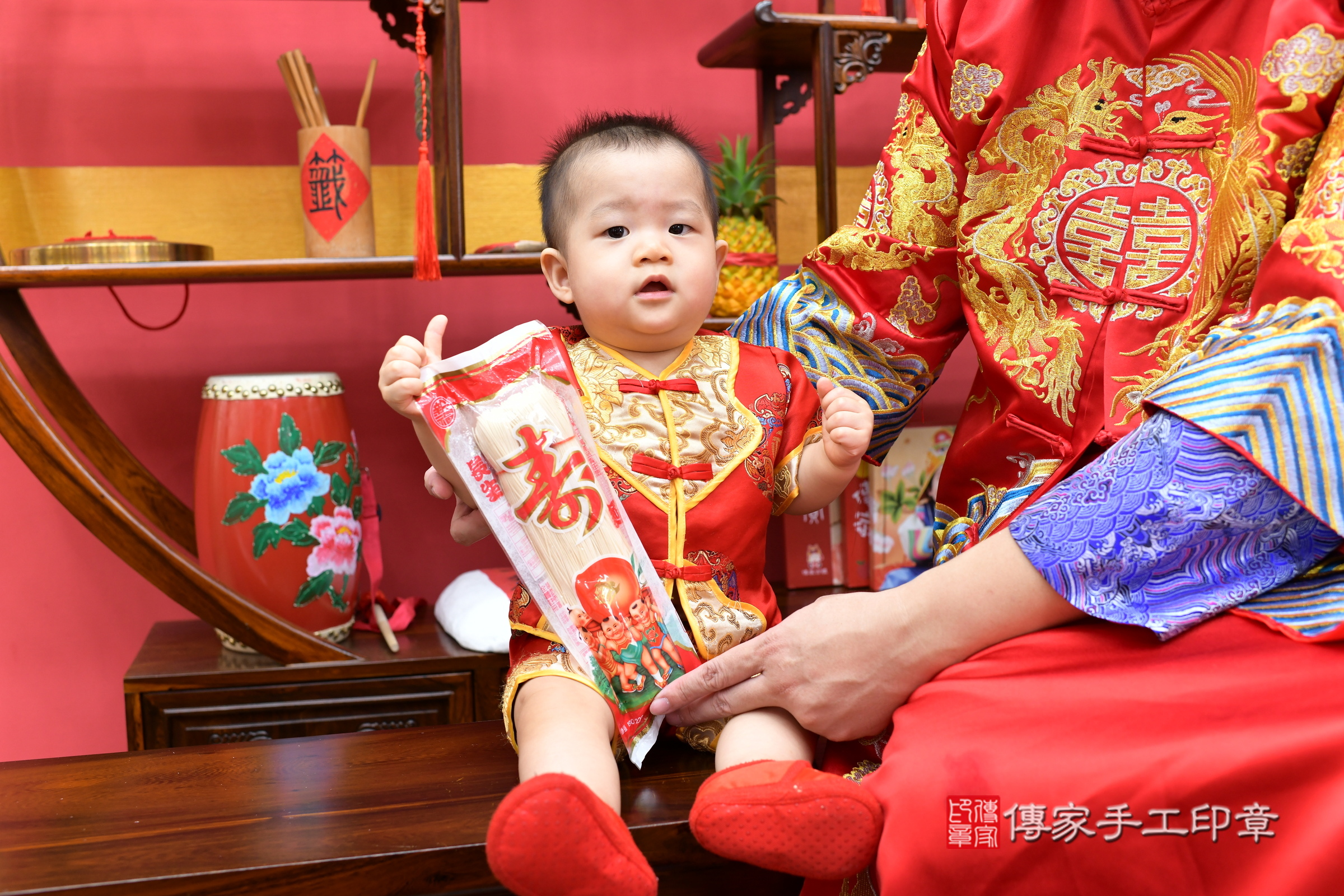 新北市永和區小富寶寶和小榛寶寶抓周推薦：傳家新北店抓周度脺中國風會場，嬰兒古禮抓周流程儀式吉祥話、抓周道具物品24種、拍照。抓周證書。2024.7.19，照片27