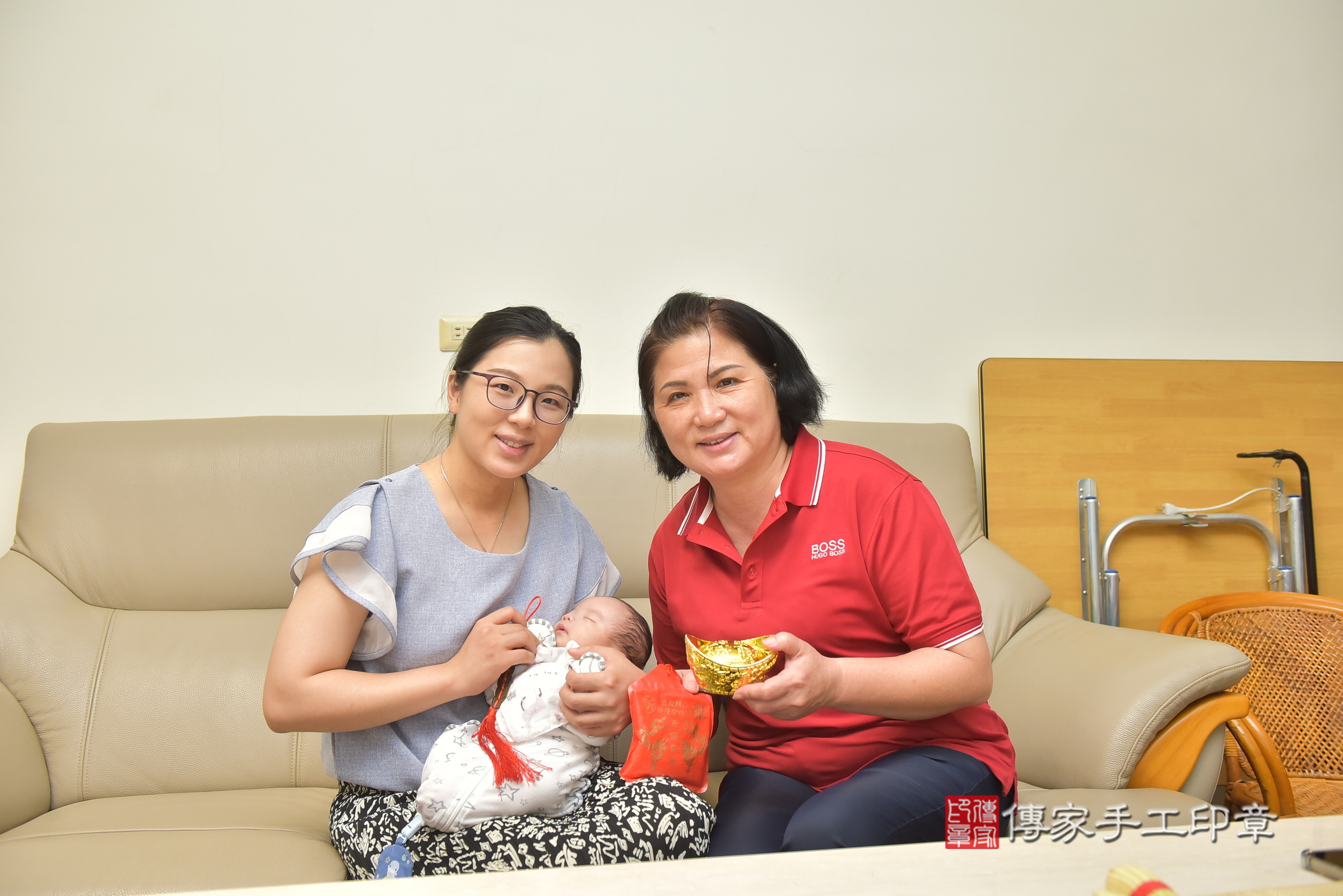 小亨寶寶(台中市梧棲區到府嬰兒小亨寶寶滿月剃頭理髮、到府嬰兒剃胎毛儀式吉祥話)。到府剃頭剃胎毛主持、專業拍照、證書。★購買「臍帶章、肚臍章、胎毛筆刷印章」贈送：剃頭、收涎、抓周，三選一。2024.7.13，照片24
