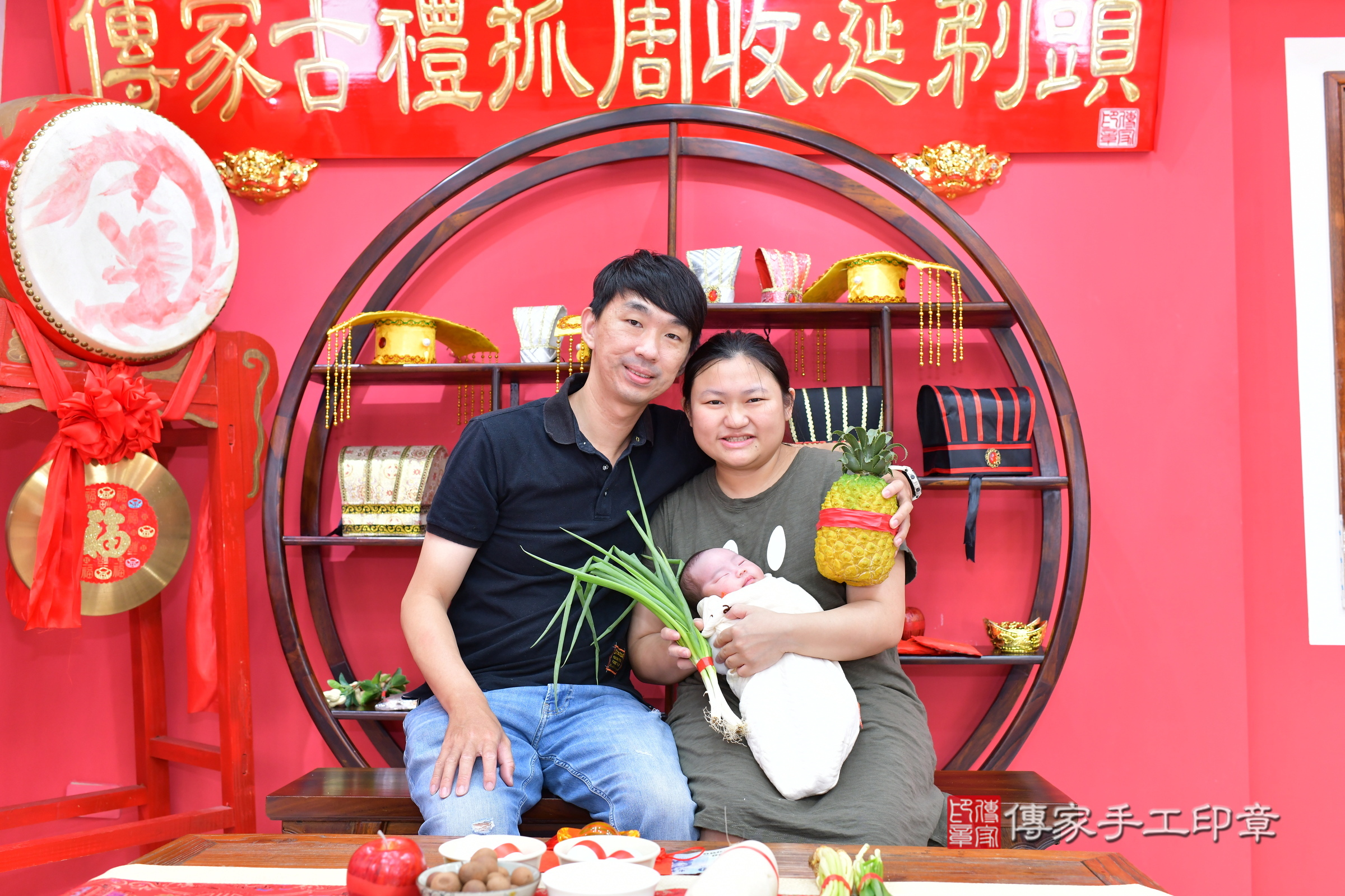 恩恩寶寶(台中市北區嬰兒寶寶滿月剃頭理髮、嬰兒剃胎毛儀式吉祥話)。中國風會場，爸媽寶貝穿「日中韓」古裝禮服。專業拍照、證書。★購買「臍帶章、肚臍章、胎毛筆刷印章」贈送：剃頭、收涎、抓周，三選一。2024.7.28，照片7
