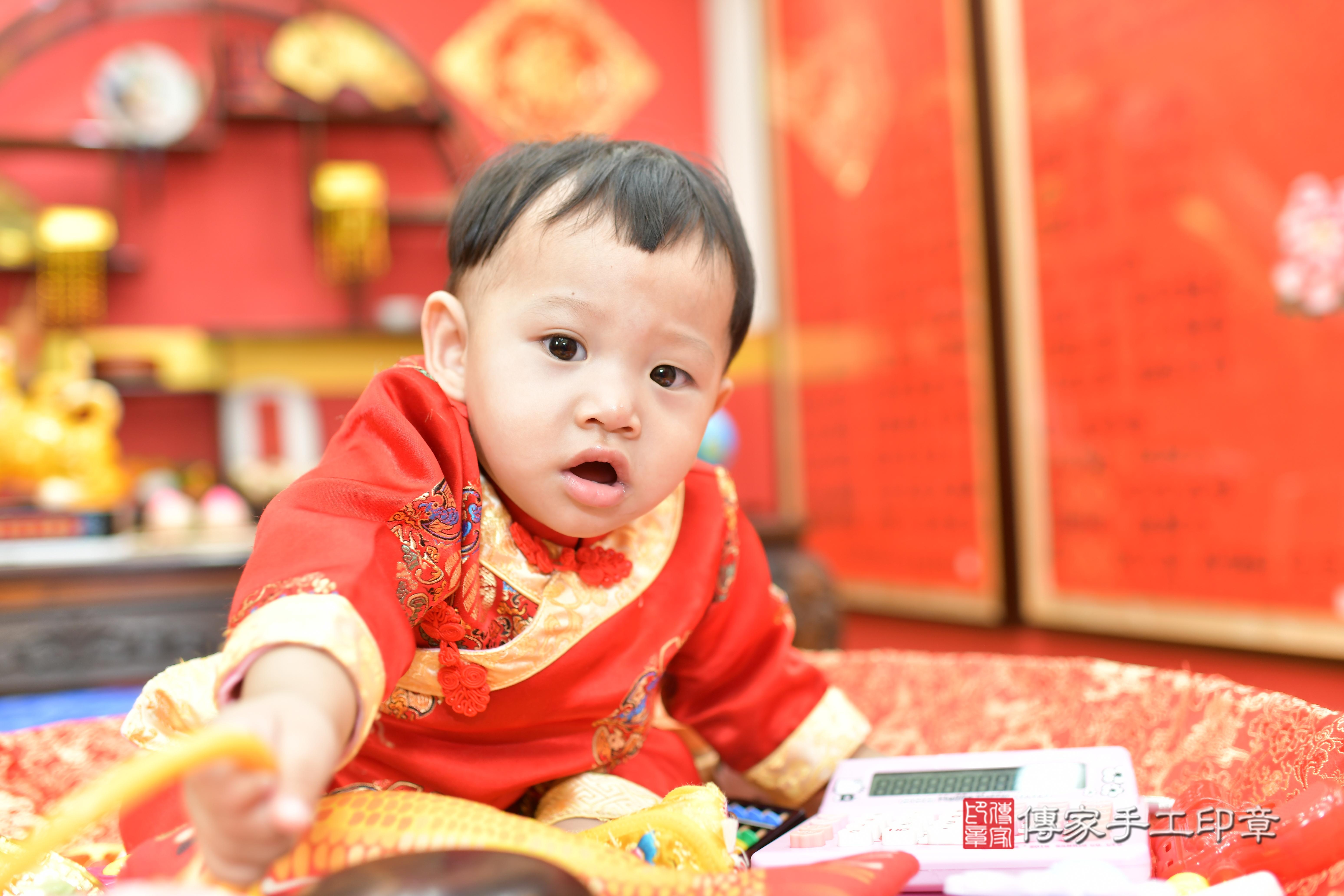 傳家手工印章桃園店、抓周、度脺、中國風會場、傳家嬰兒古禮、吉祥話、抓周道具物品24種、拍照。抓周證書。寶寶抓周、滿周歲、生日快樂、祝福