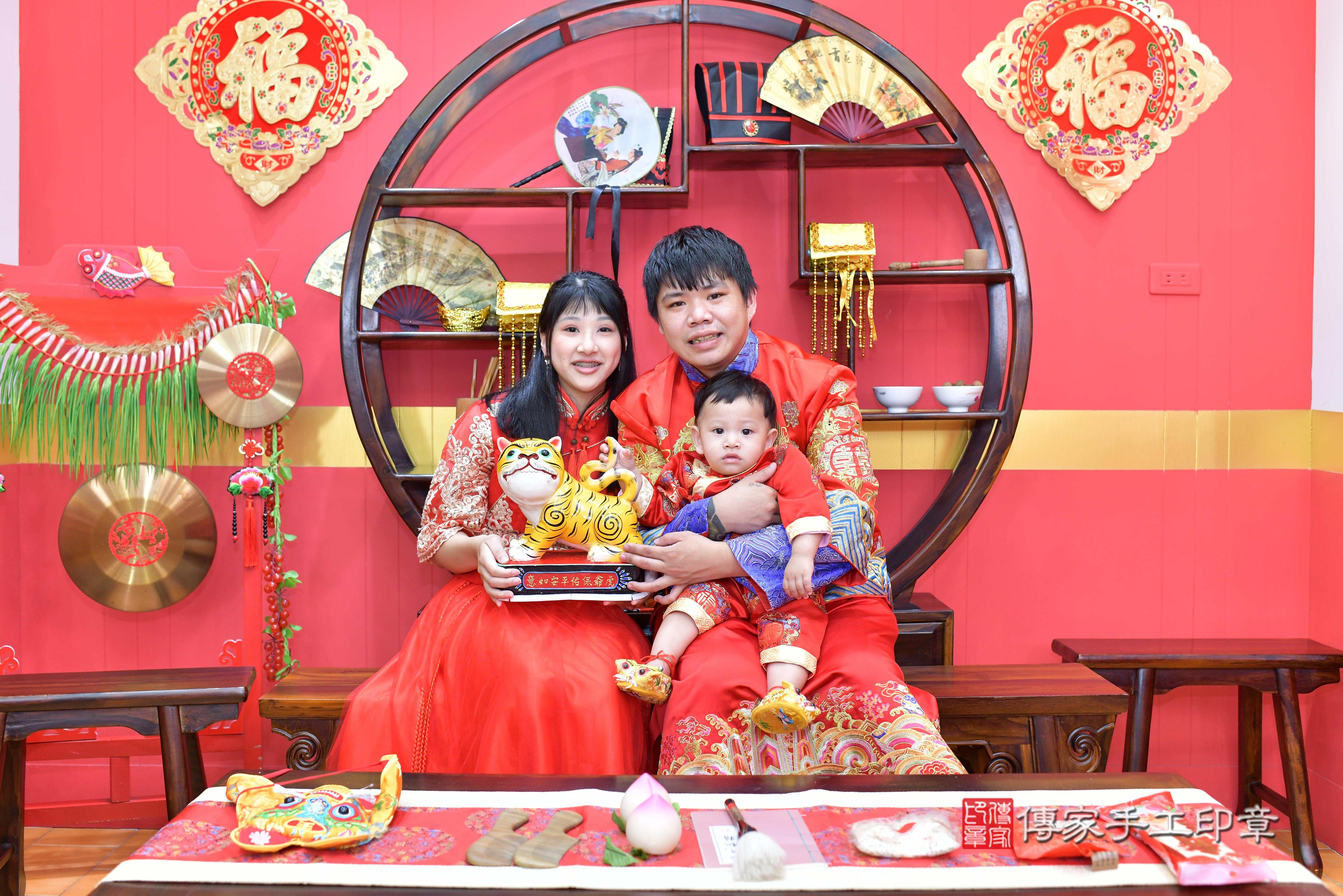 傳家手工印章桃園店、抓周、度脺、中國風會場、傳家嬰兒古禮、吉祥話、抓周道具物品24種、拍照。抓周證書。寶寶抓周、滿周歲、生日快樂、祝福