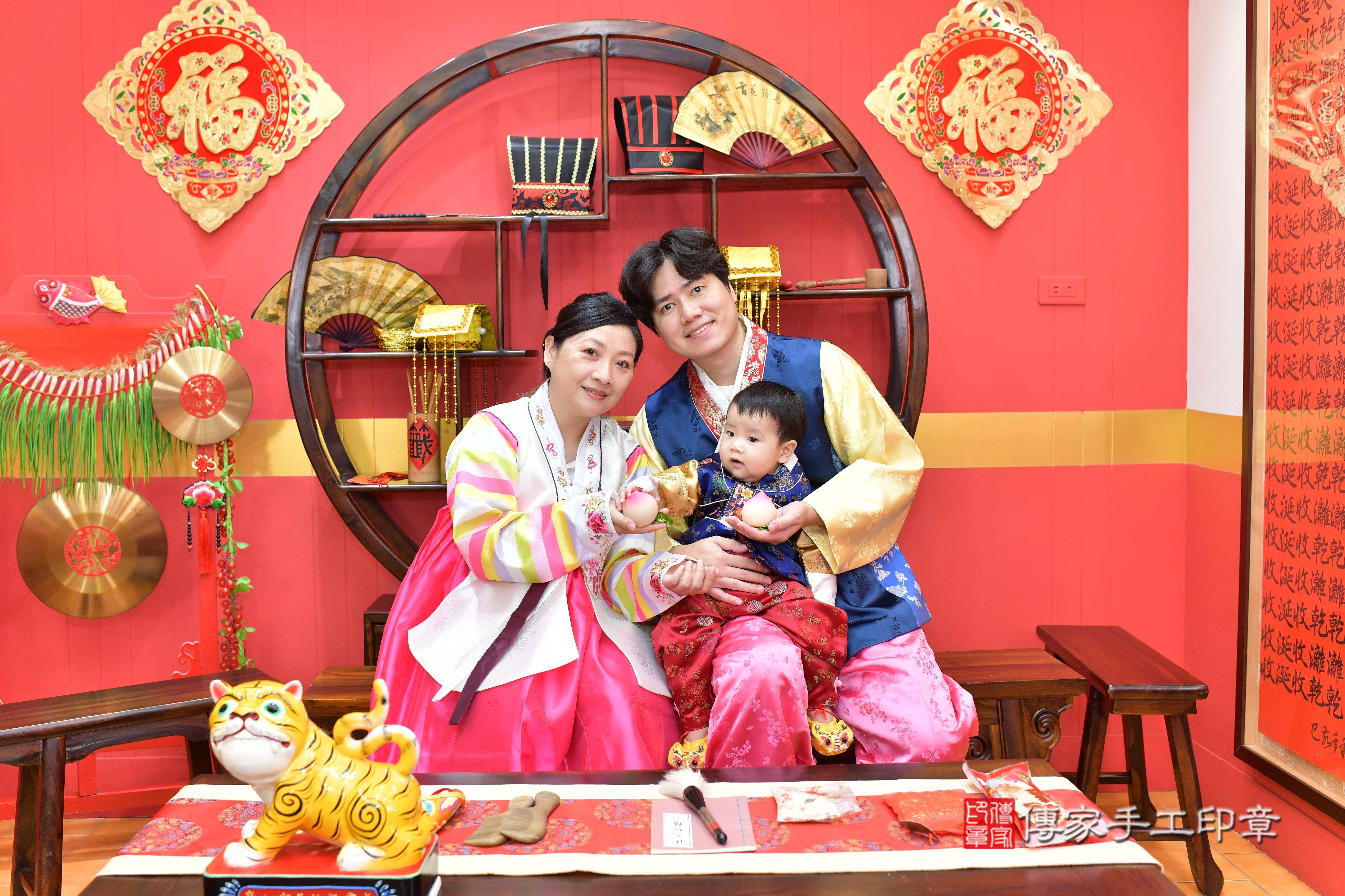 傳家手工印章桃園店、抓周、度脺、中國風會場、傳家嬰兒古禮、吉祥話、抓周道具物品24種、拍照。抓周證書。寶寶抓周、滿周歲、生日快樂、祝福