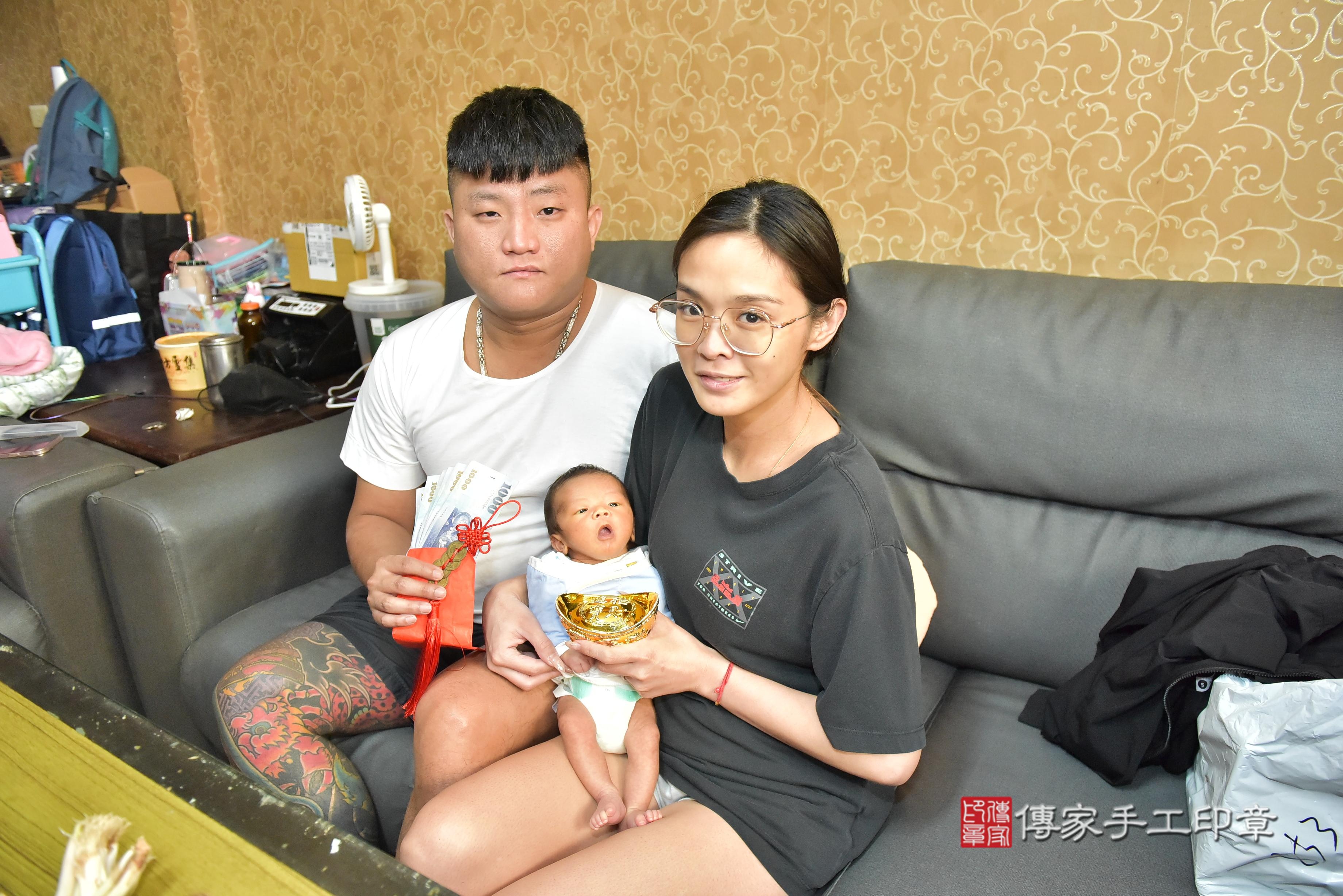 傳家手工印章台南店、抓周、度脺、中國風會場、傳家嬰兒古禮、吉祥話、抓周道具物品24種、拍照。抓周證書。寶寶抓周、滿周歲、生日快樂、祝福