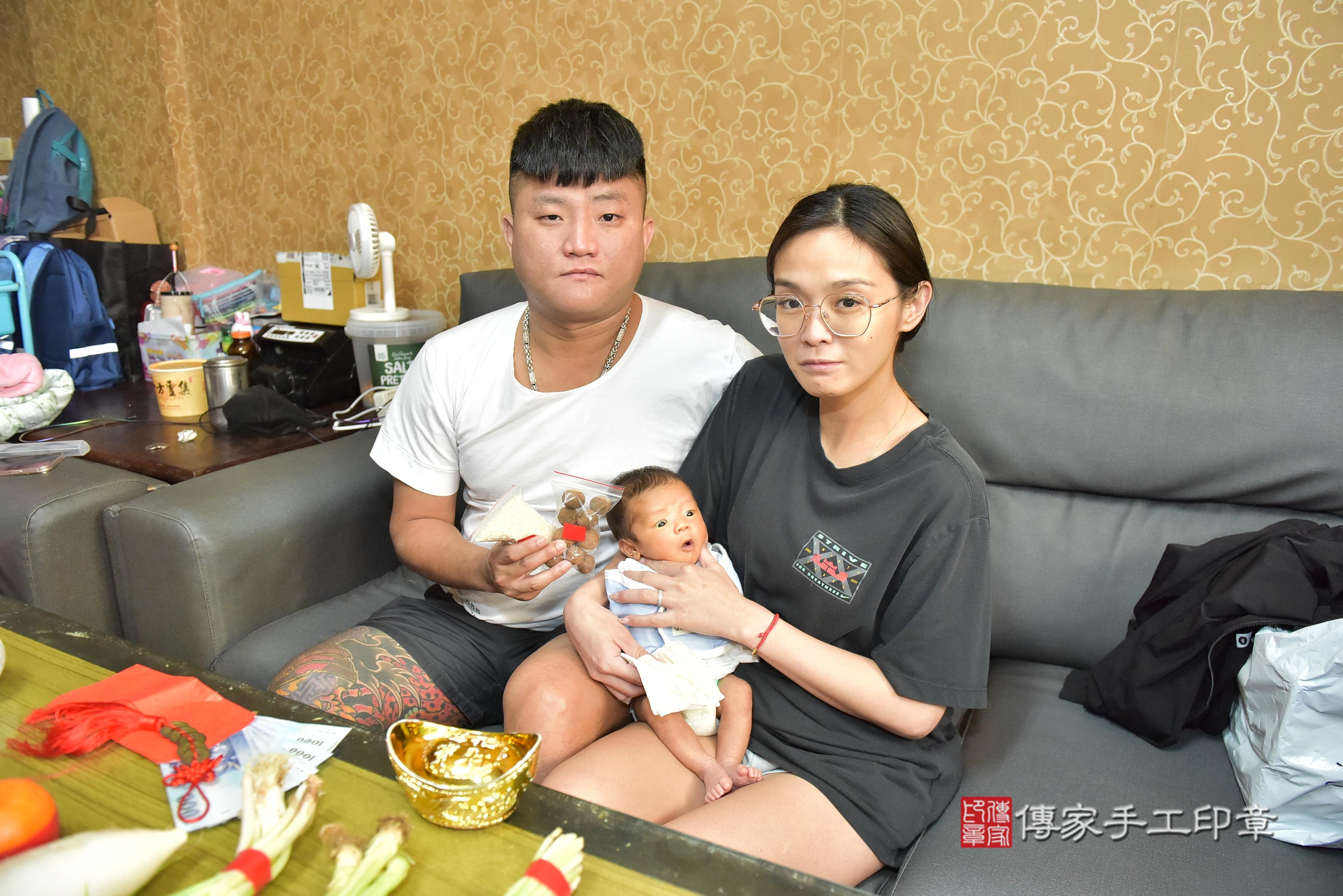 傳家手工印章台南店、抓周、度脺、中國風會場、傳家嬰兒古禮、吉祥話、抓周道具物品24種、拍照。抓周證書。寶寶抓周、滿周歲、生日快樂、祝福
