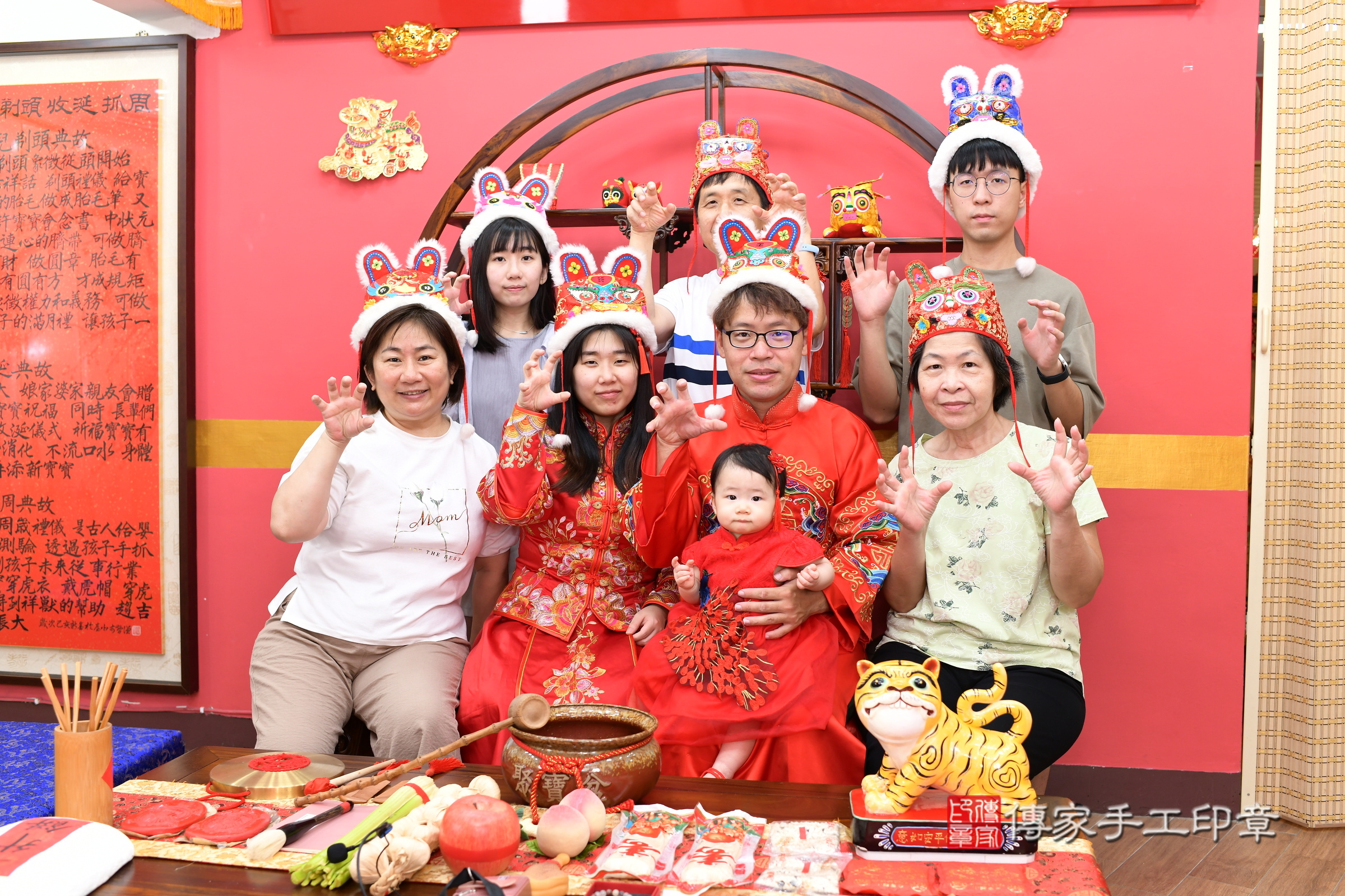 新北市永和區喬喬寶寶抓周推薦：傳家新北店抓周度脺中國風會場，嬰兒古禮抓周流程儀式吉祥話、抓周道具物品24種、拍照。抓周證書。2024.8.24，照片28