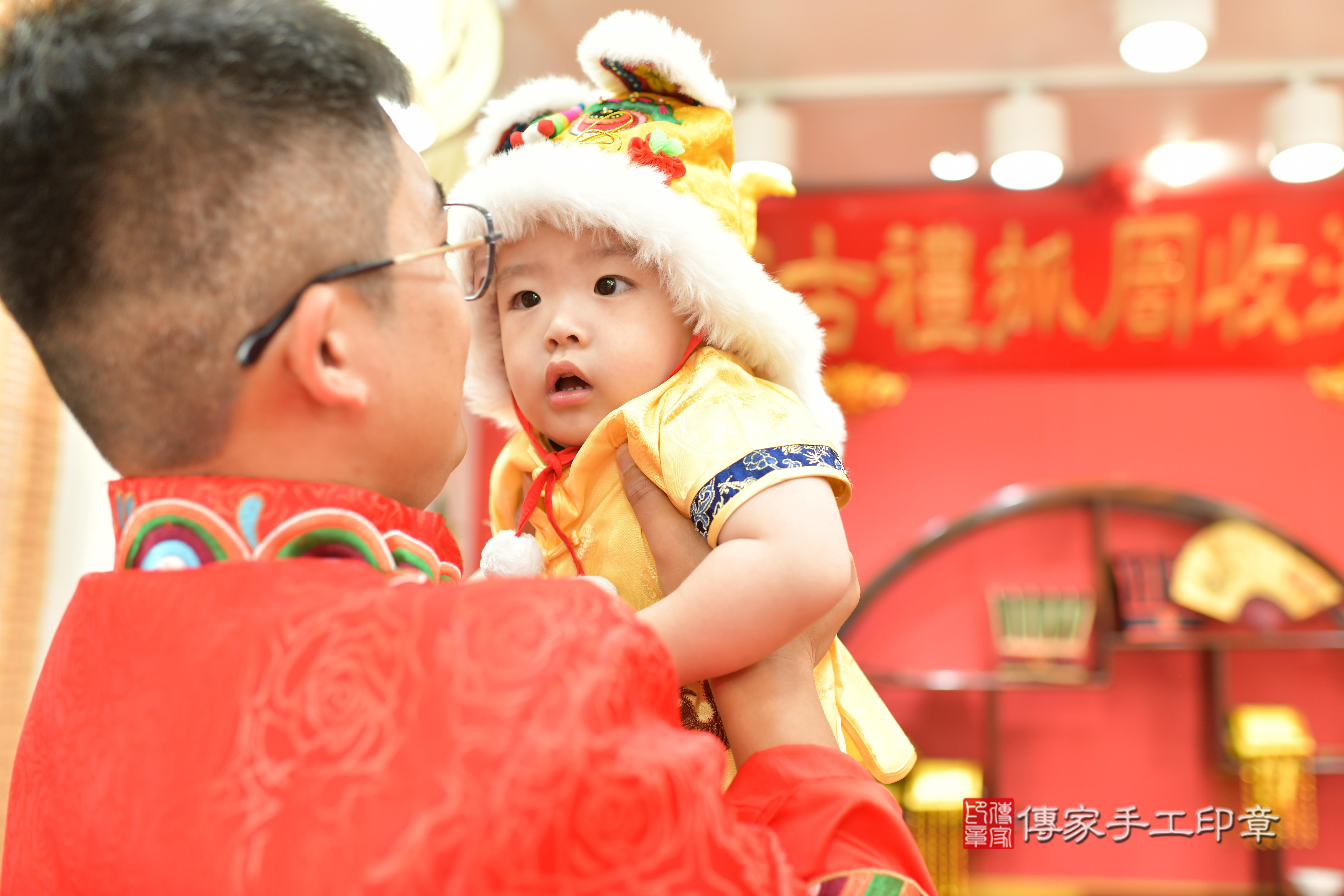 傳家手工印章桃園店、抓周、度脺、中國風會場、傳家嬰兒古禮、吉祥話、抓周道具物品24種、拍照。抓周證書。寶寶抓周、滿周歲、生日快樂、祝福