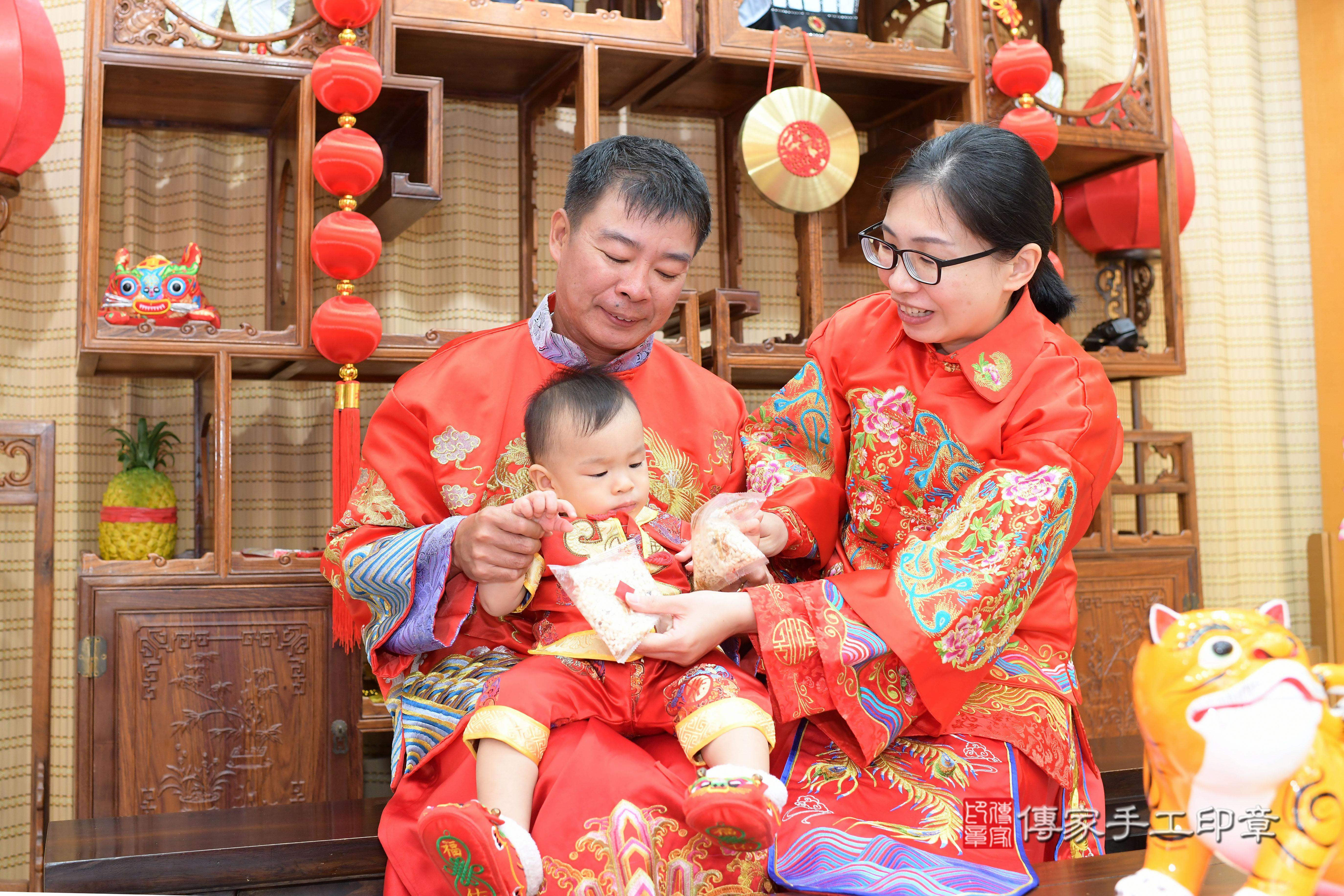 傳家手工印章台南店、抓周、度脺、中國風會場、傳家嬰兒古禮、吉祥話、抓周道具物品24種、拍照。抓周證書。寶寶抓周、滿周歲、生日快樂、祝福