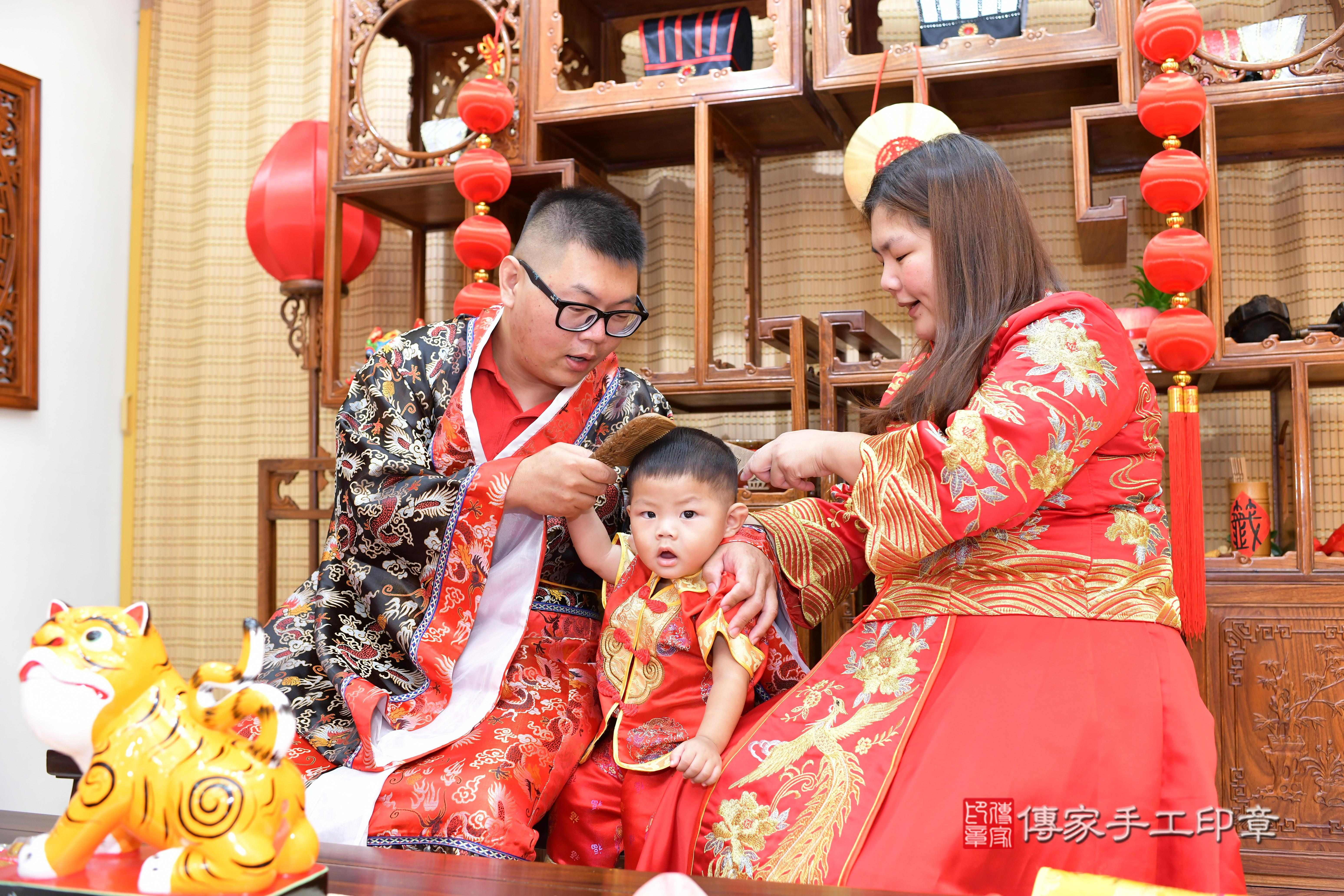傳家手工印章台南店、抓周、度脺、中國風會場、傳家嬰兒古禮、吉祥話、抓周道具物品24種、拍照。抓周證書。寶寶抓周、滿周歲、生日快樂、祝福