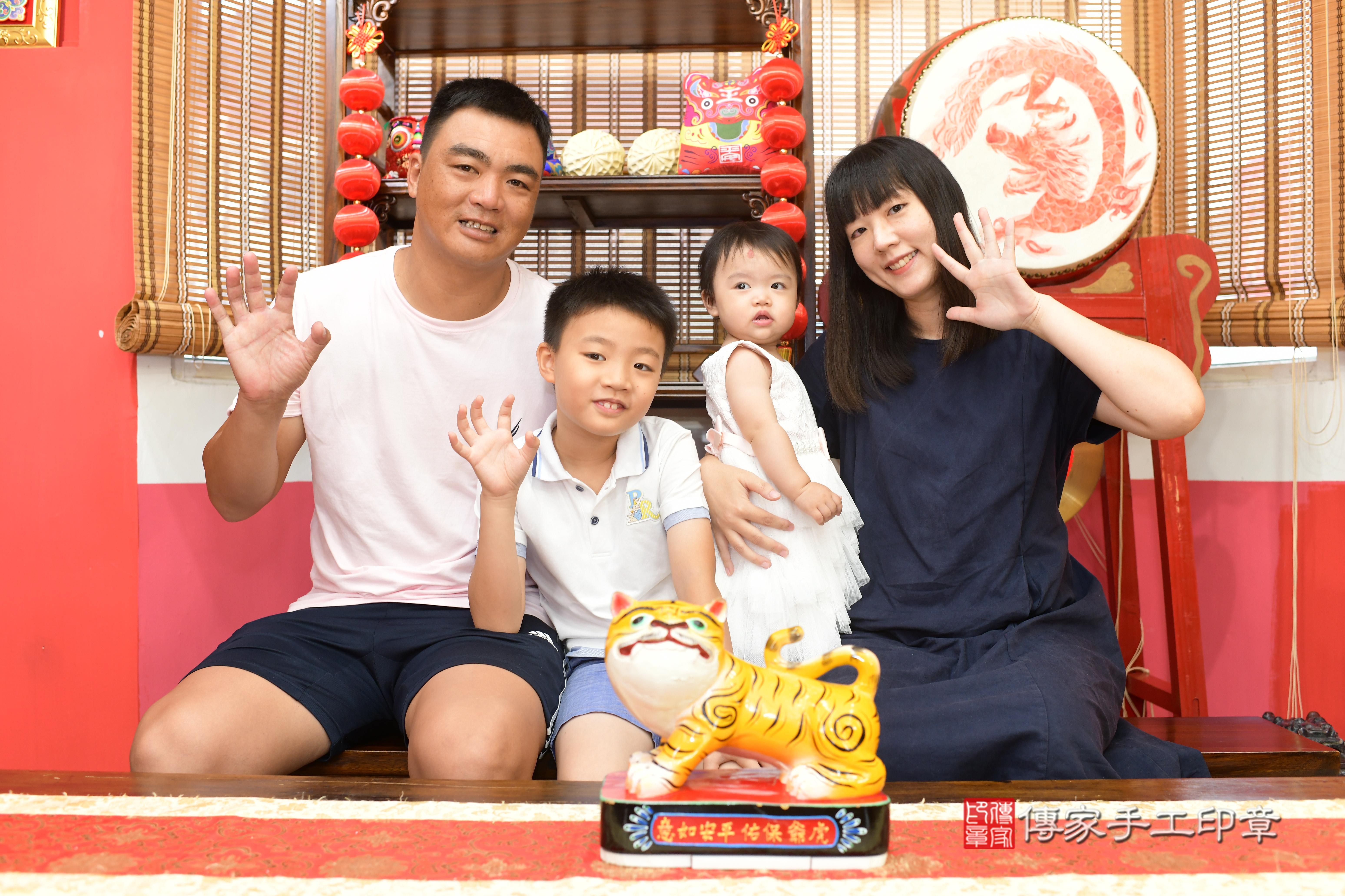 傳家手工印章高雄店、抓周、度脺、中國風會場、傳家嬰兒古禮、吉祥話、抓周道具物品24種、拍照。抓周證書。寶寶抓周、滿周歲、生日快樂、祝福