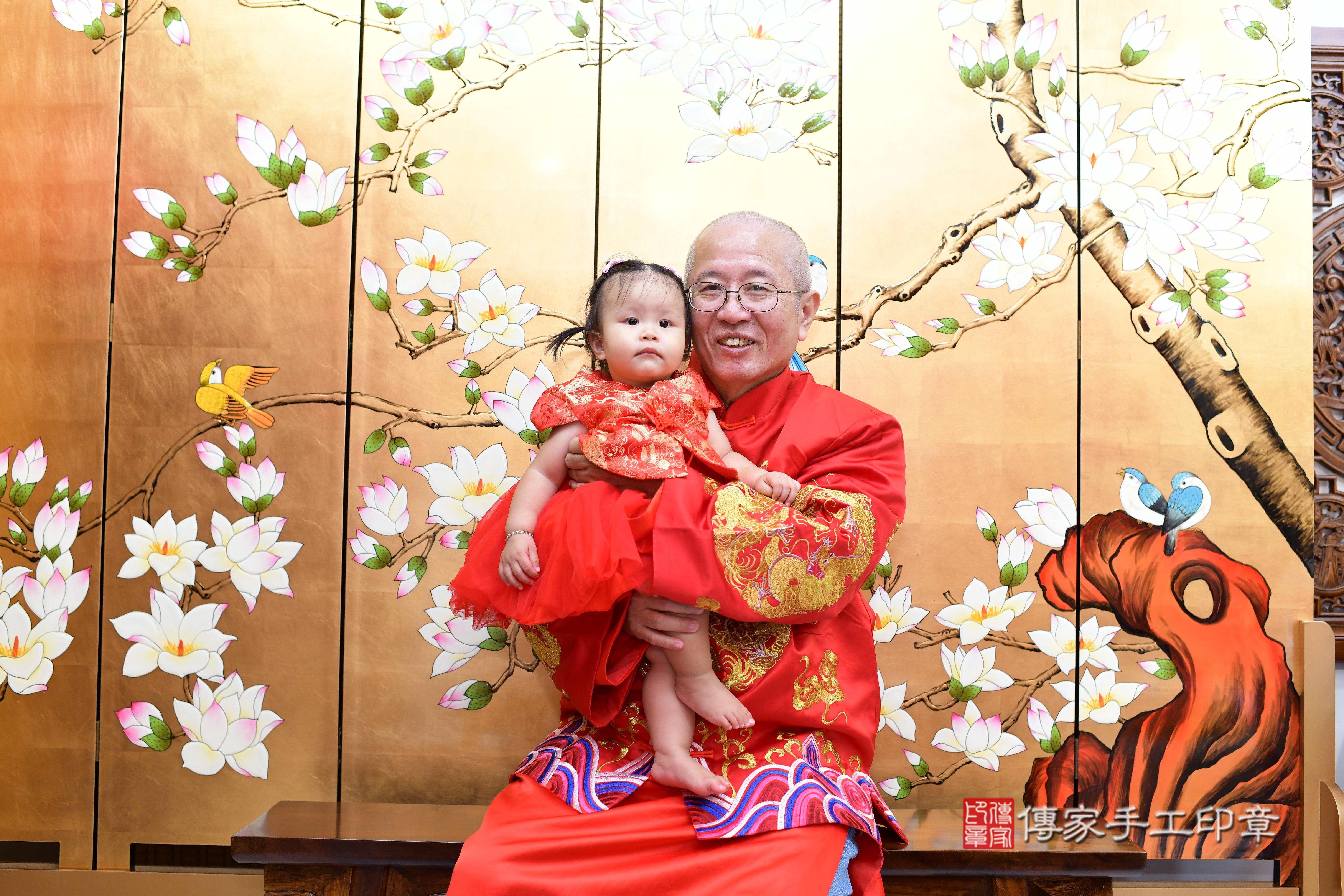 傳家手工印章台南店、抓周、度脺、中國風會場、傳家嬰兒古禮、吉祥話、抓周道具物品24種、拍照。抓周證書。寶寶抓周、滿周歲、生日快樂、祝福