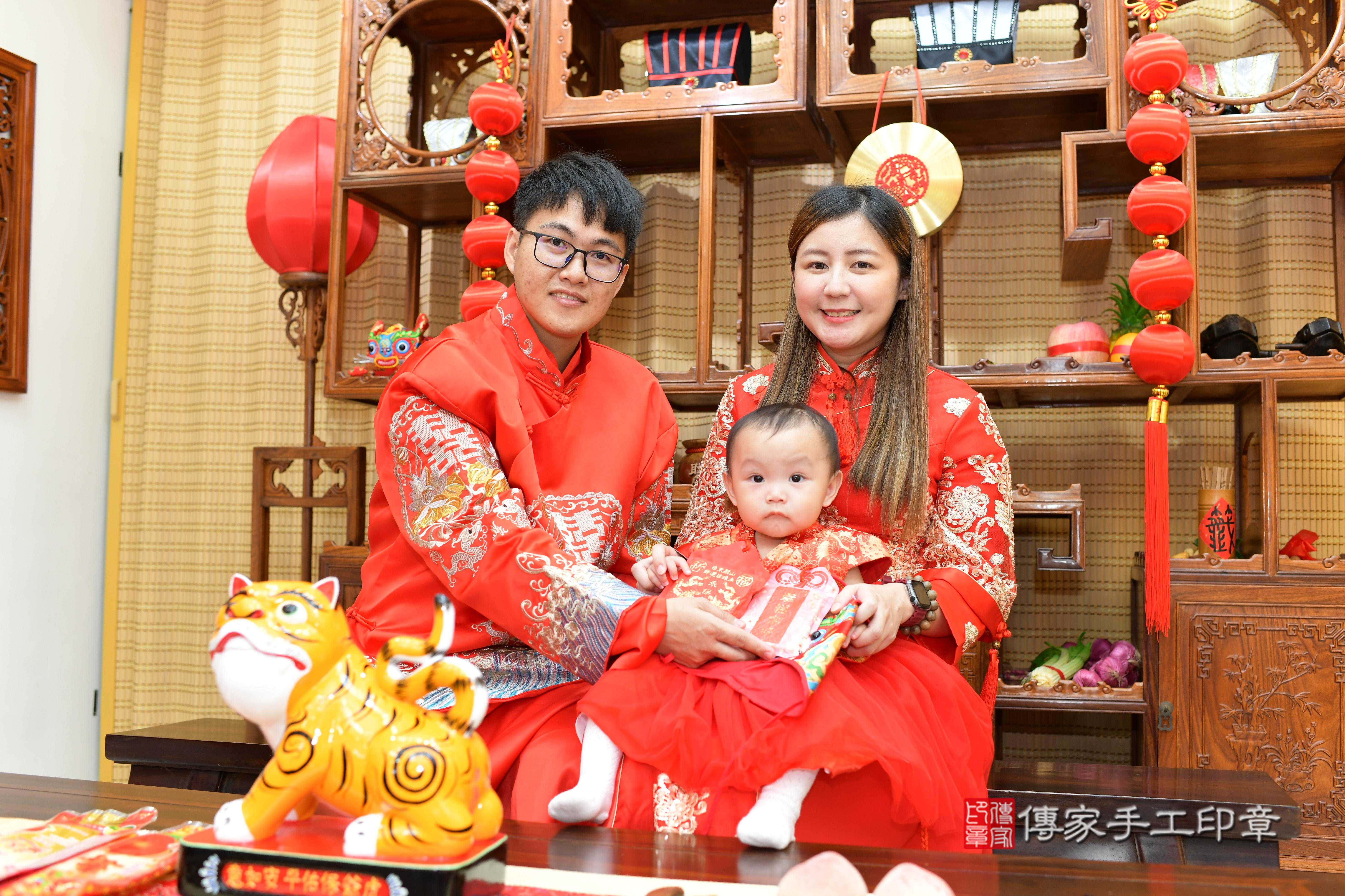 傳家手工印章台南店、抓周、度脺、中國風會場、傳家嬰兒古禮、吉祥話、抓周道具物品24種、拍照。抓周證書。寶寶抓周、滿周歲、生日快樂、祝福