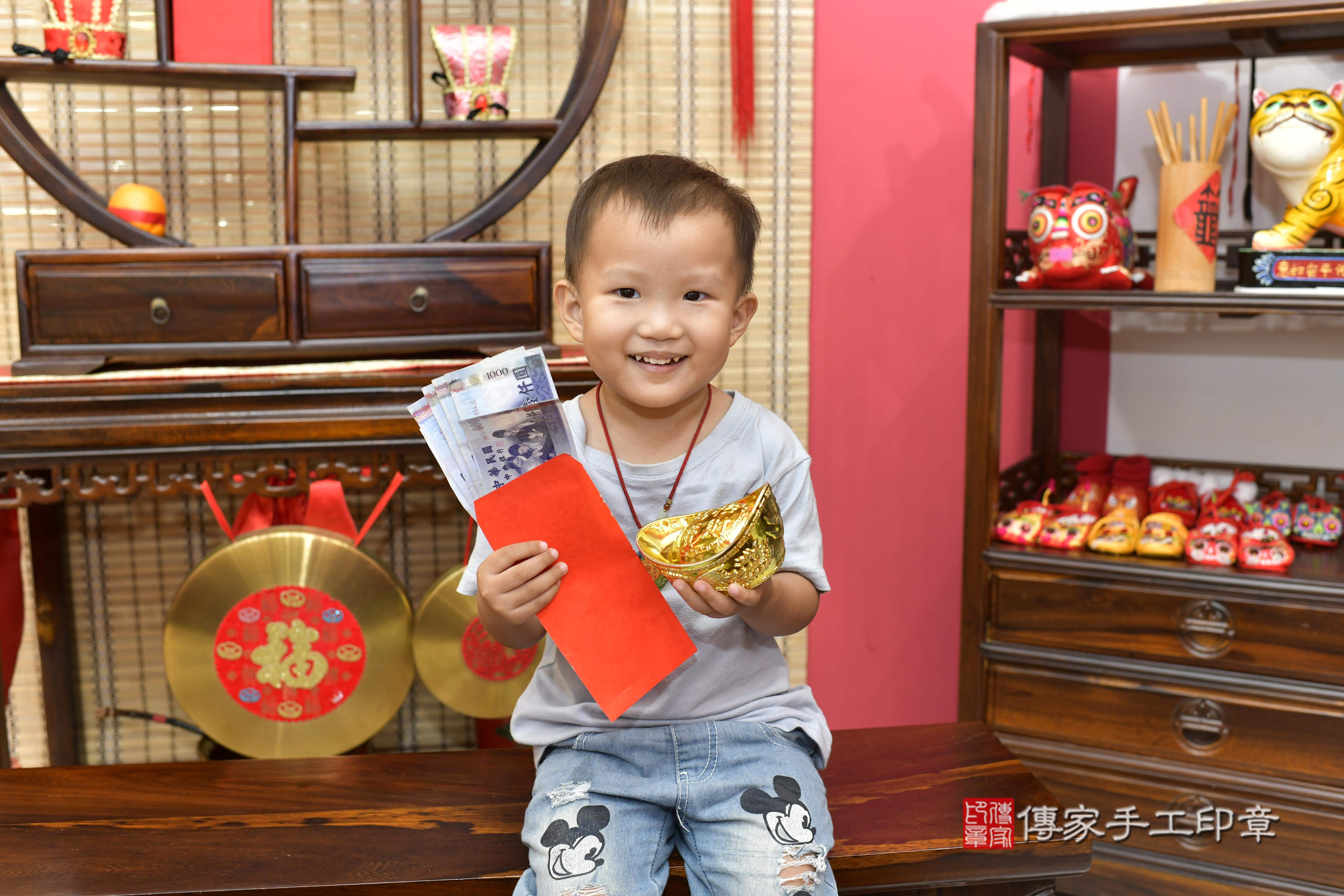 傳家手工印章新竹店、抓周、度脺、中國風會場、傳家嬰兒古禮、吉祥話、抓周道具物品24種、拍照。抓周證書。寶寶抓周、滿周歲、生日快樂、祝福