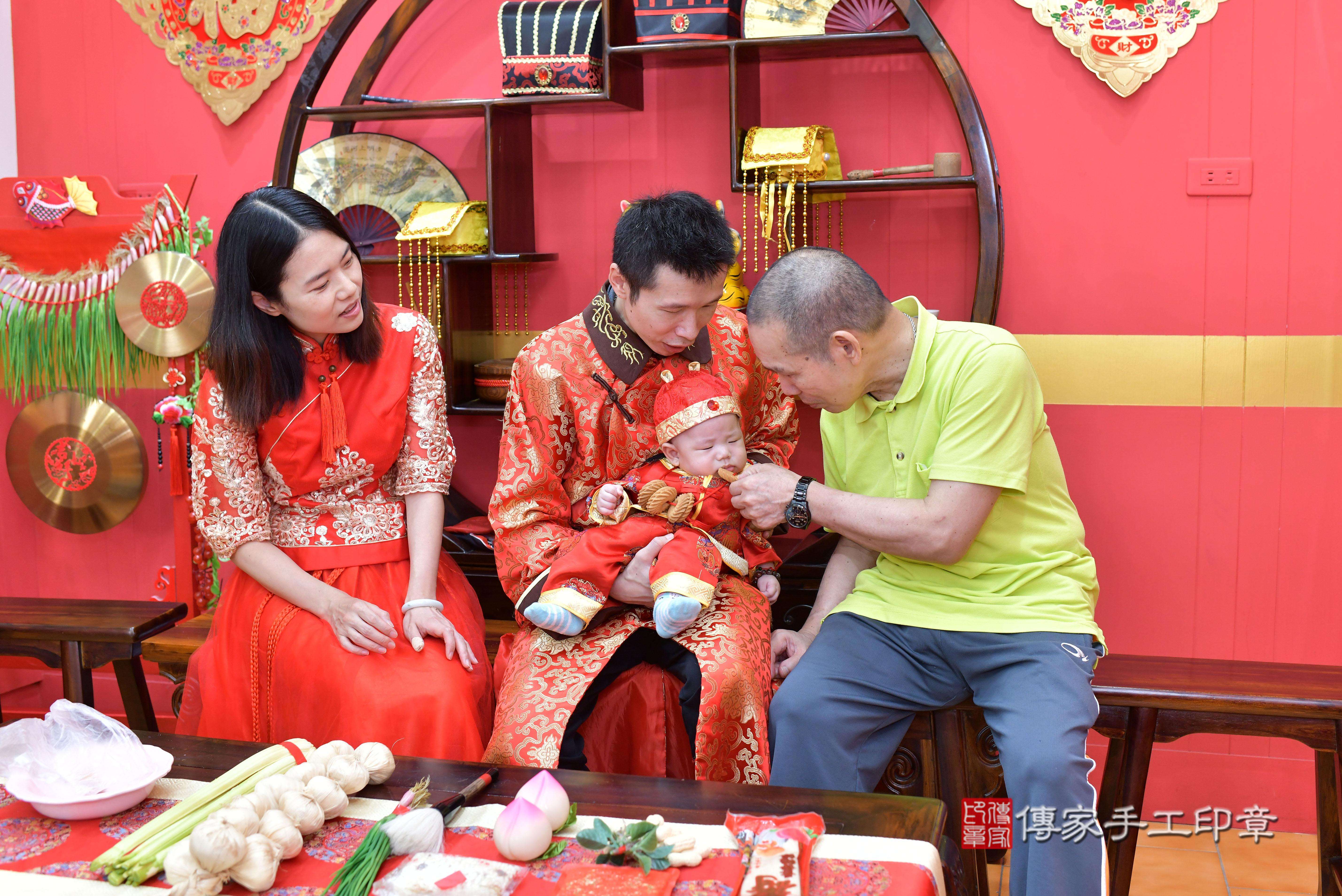 傳家手工印章桃園店、抓周、度脺、中國風會場、傳家嬰兒古禮、吉祥話、抓周道具物品24種、拍照。抓周證書。寶寶抓周、滿周歲、生日快樂、祝福