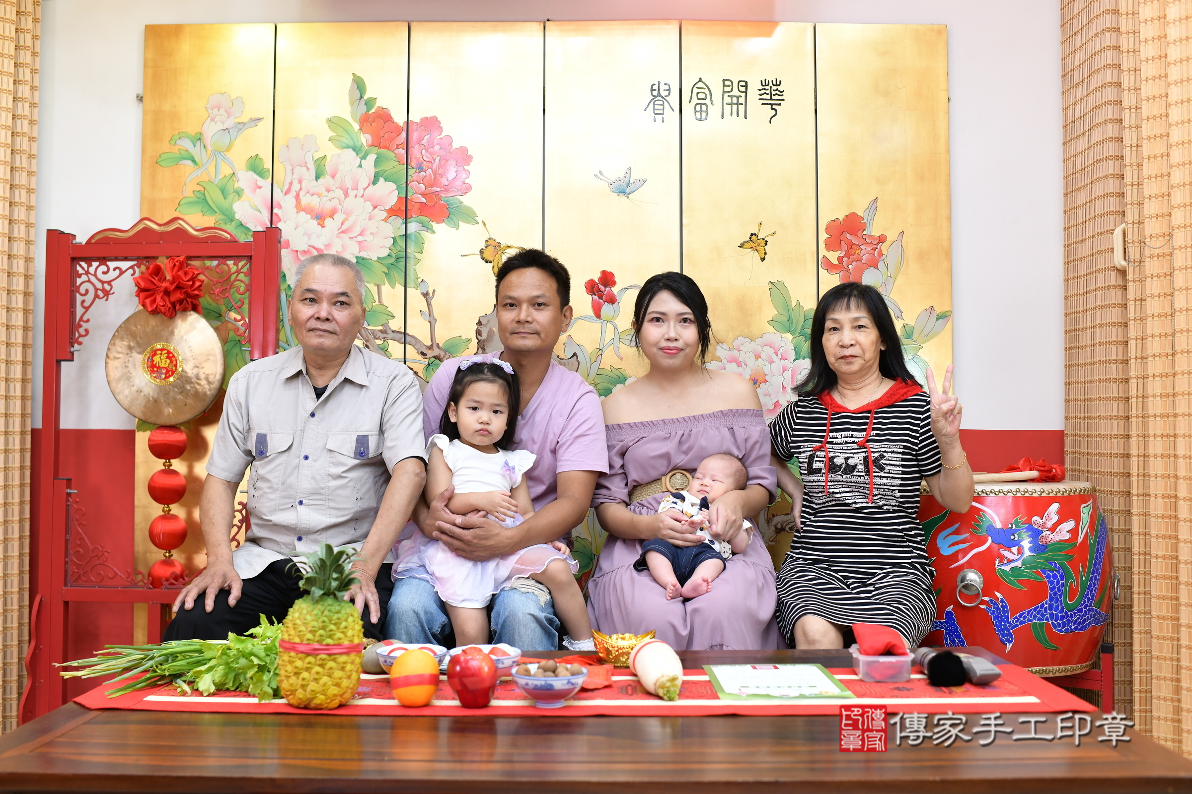 小冉寶寶(台北市大同區嬰兒寶寶滿月剃頭理髮、嬰兒剃胎毛儀式吉祥話)。中國風會場，爸媽寶貝穿「日中韓」古裝禮服。專業拍照、證書。★購買「臍帶章、肚臍章、胎毛筆刷印章」贈送：剃頭、收涎、抓周，三選一。2024.8.11，照片3