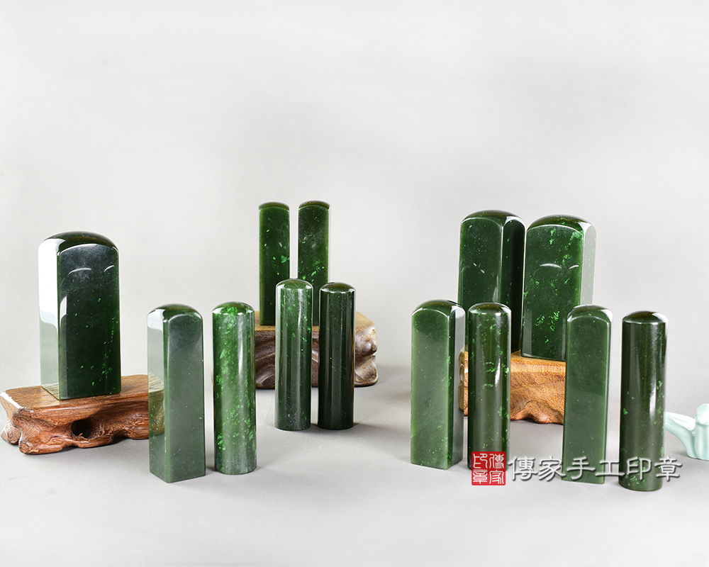 傳家手工印章實際成品:頂級加拿大滿綠碧玉印章合照 傳家手工印章實際成品:頂級加拿大滿綠碧玉印章合照