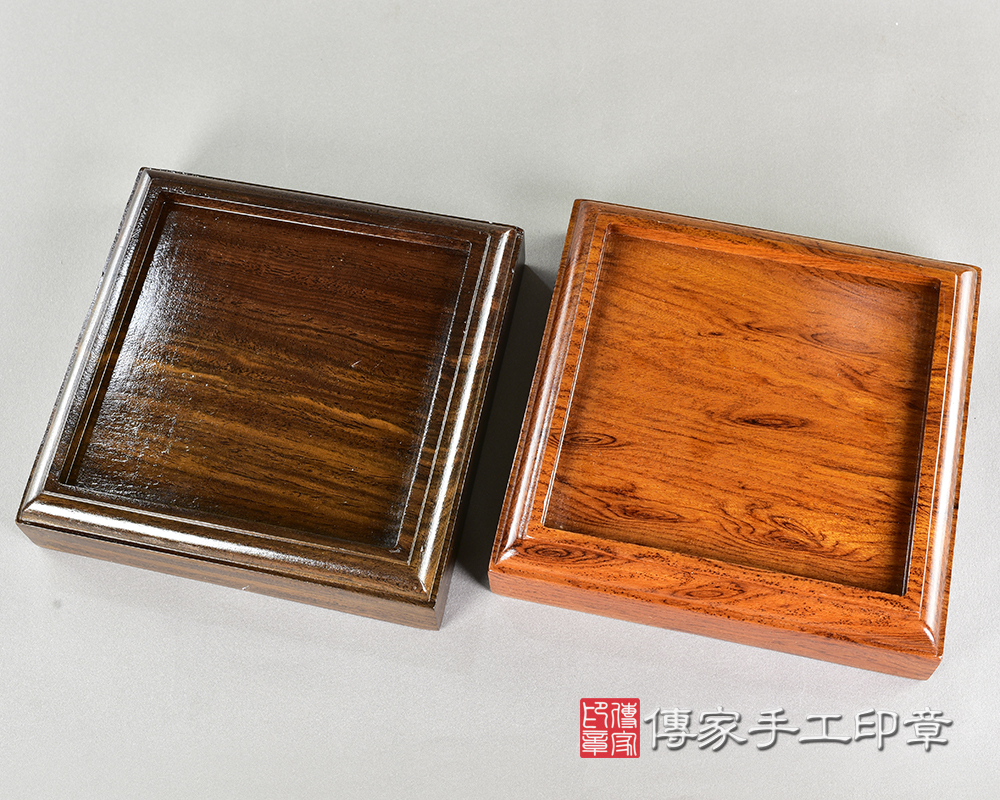 實木底座6 (外框尺寸15.1x15.1公分,裡面放印章的凹槽11.8x5.11.8公分,厚度3.8公分) 實木底座6 (外框尺寸15.1x15.1公分,裡面放印章的凹槽11.8x5.11.8公分,厚度3.8公分)