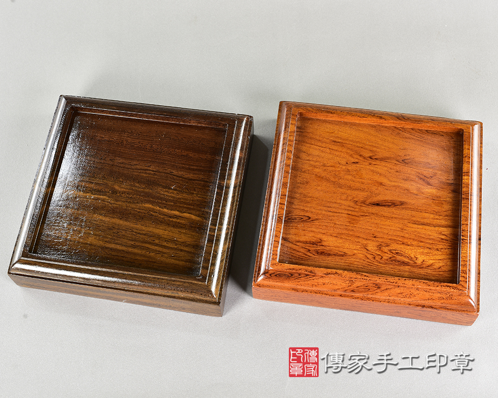 實木底座6 (外框尺寸15.1x15.1公分,裡面放印章的凹槽11.8x5.11.8公分,厚度3.8公分) 實木底座6 (外框尺寸15.1x15.1公分,裡面放印章的凹槽11.8x5.11.8公分,厚度3.8公分)