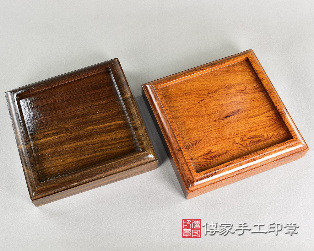 實木底座6 (外框尺寸15.1x15.1公分,裡面放印章的凹槽11.8x5.11.8公分,厚度3.8公分) 實木底座6 (外框尺寸15.1x15.1公分,裡面放印章的凹槽11.8x5.11.8公分,厚度3.8公分)