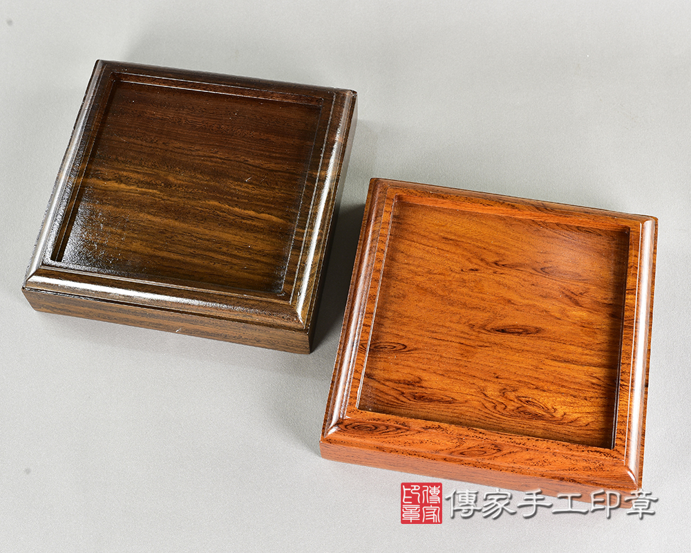 實木底座6 (外框尺寸15.1x15.1公分,裡面放印章的凹槽11.8x5.11.8公分,厚度3.8公分) 實木底座6 (外框尺寸15.1x15.1公分,裡面放印章的凹槽11.8x5.11.8公分,厚度3.8公分)