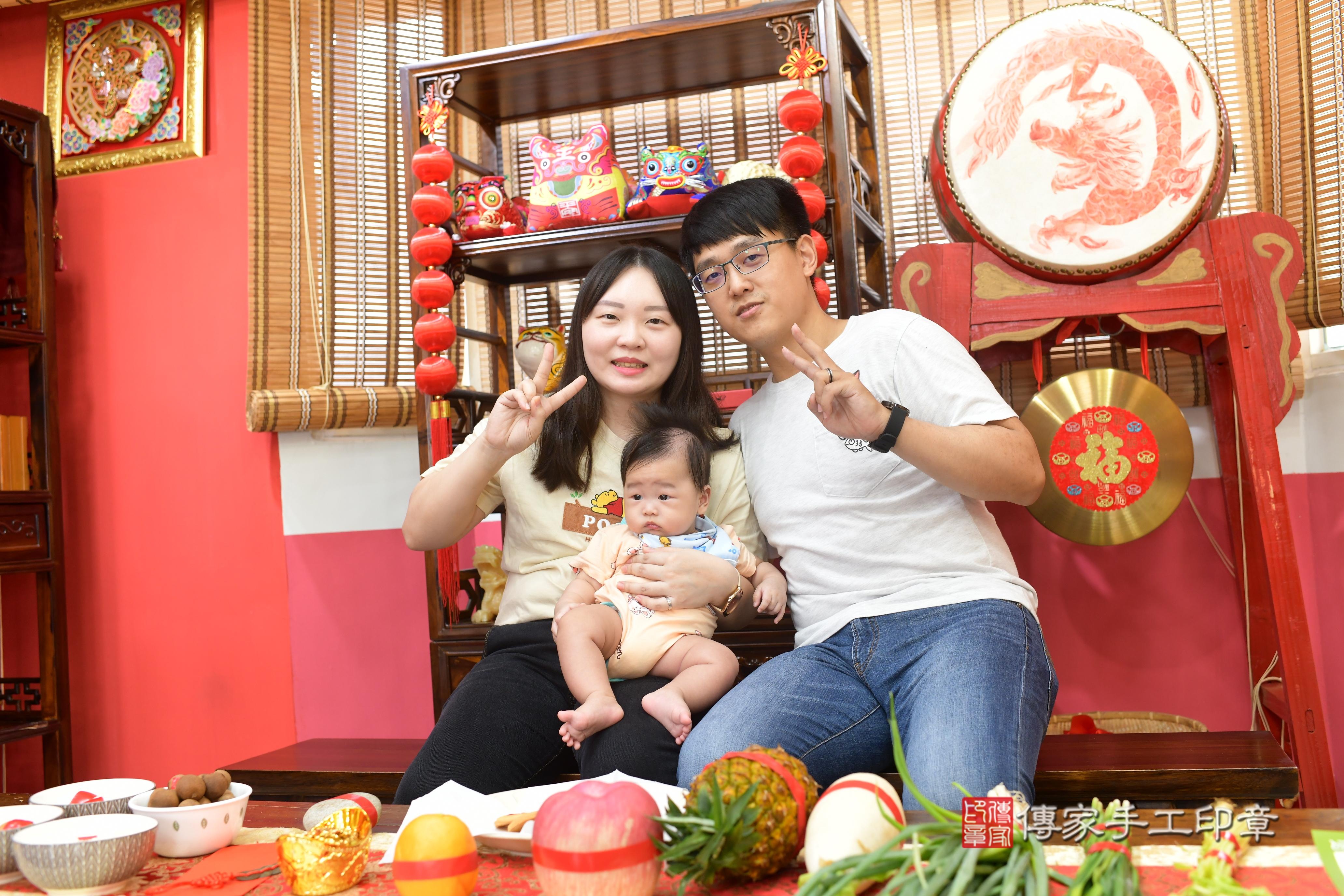 傳家手工印章高雄店、抓周、度脺、中國風會場、傳家嬰兒古禮、吉祥話、抓周道具物品24種、拍照。抓周證書。寶寶抓周、滿周歲、生日快樂、祝福