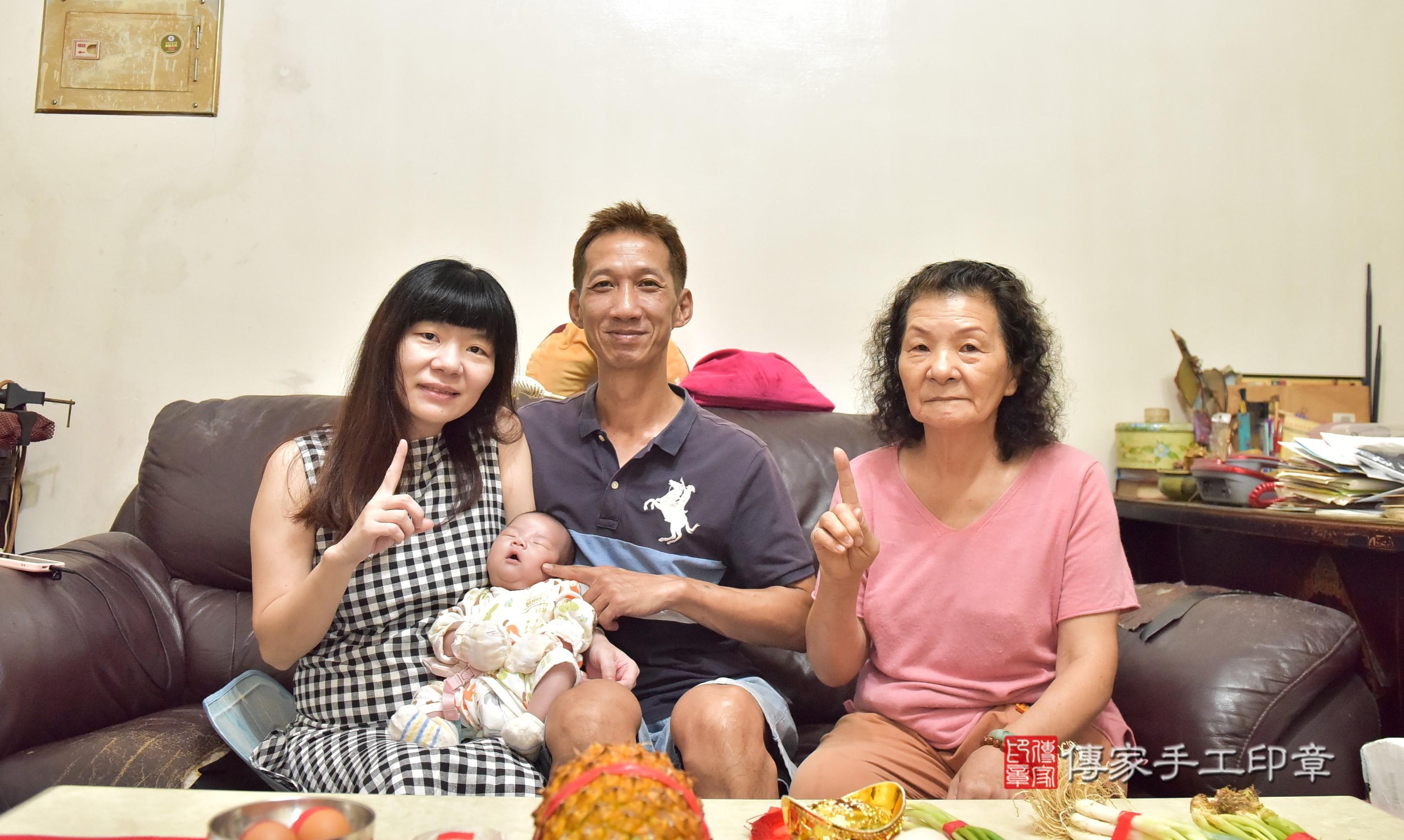傳家手工印章高雄店、抓周、度脺、中國風會場、傳家嬰兒古禮、吉祥話、抓周道具物品24種、拍照。抓周證書。寶寶抓周、滿周歲、生日快樂、祝福