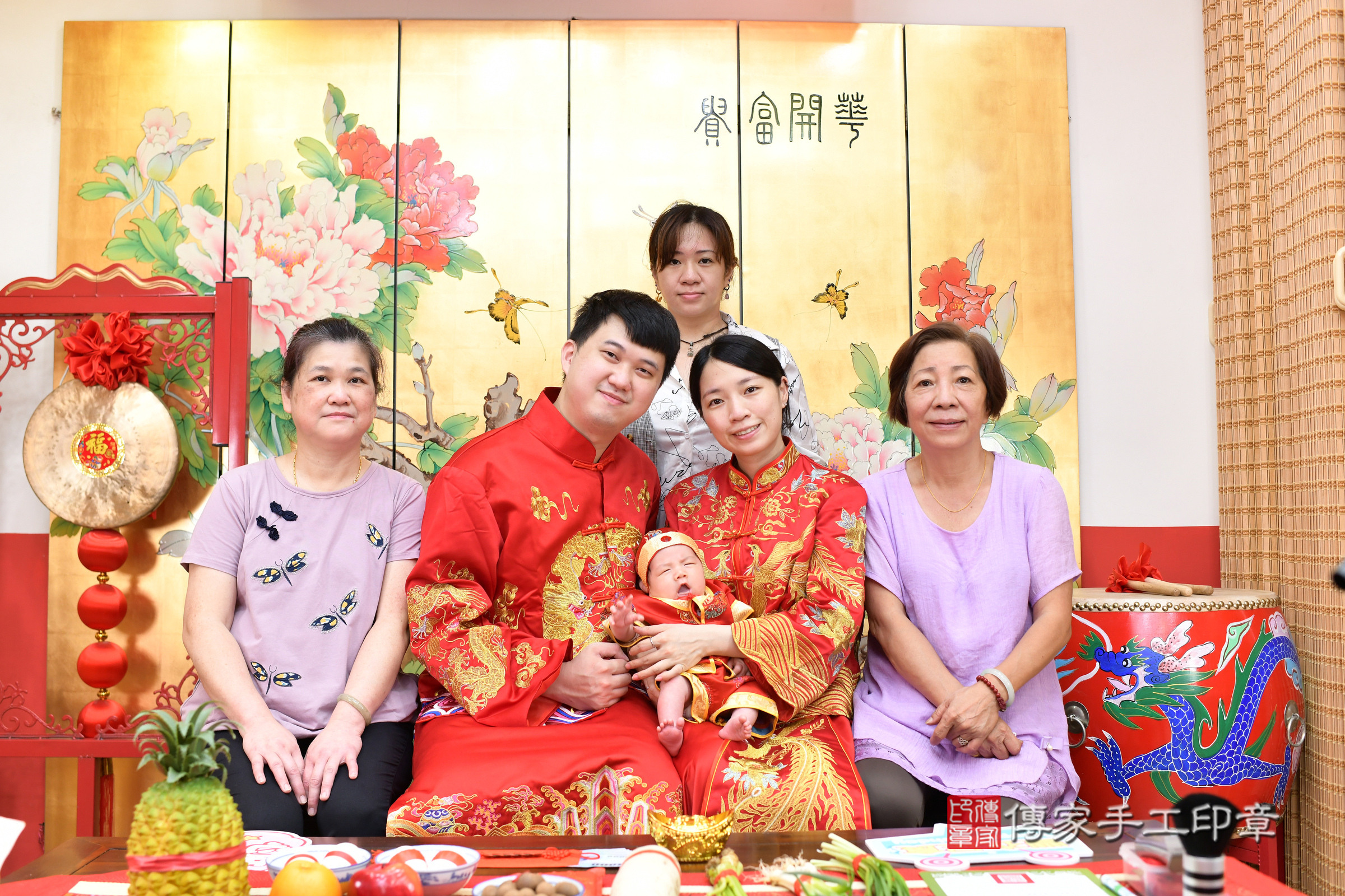 諺諺寶寶(台北市大同區嬰兒寶寶滿月剃頭理髮、嬰兒剃胎毛儀式吉祥話)。中國風會場，爸媽寶貝穿「日中韓」古裝禮服。專業拍照、證書。★購買「臍帶章、肚臍章、胎毛筆刷印章」贈送：剃頭、收涎、抓周，三選一。2024.9.23，照片3