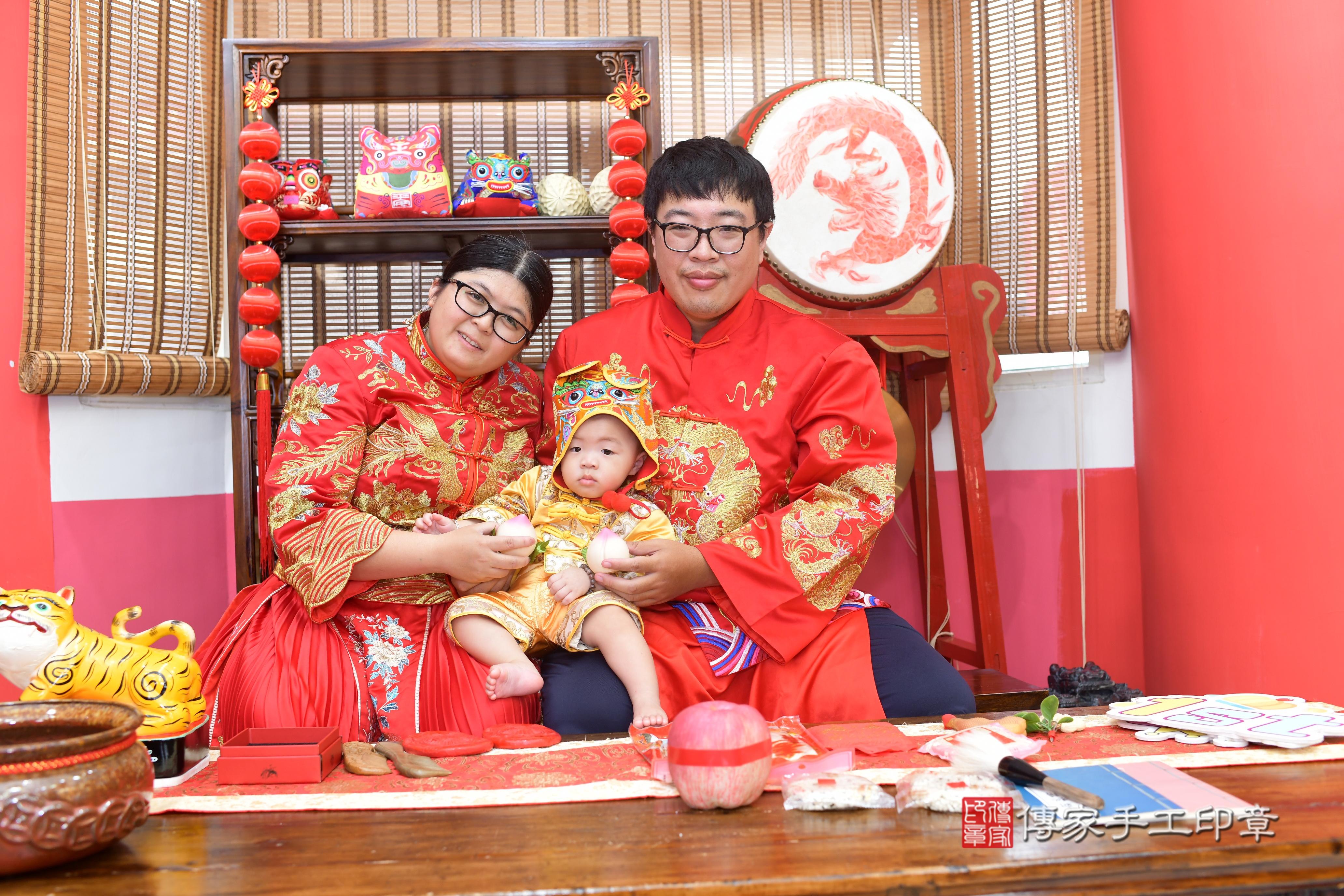傳家手工印章高雄店、抓周、度脺、中國風會場、傳家嬰兒古禮、吉祥話、抓周道具物品24種、拍照。抓周證書。寶寶抓周、滿周歲、生日快樂、祝福