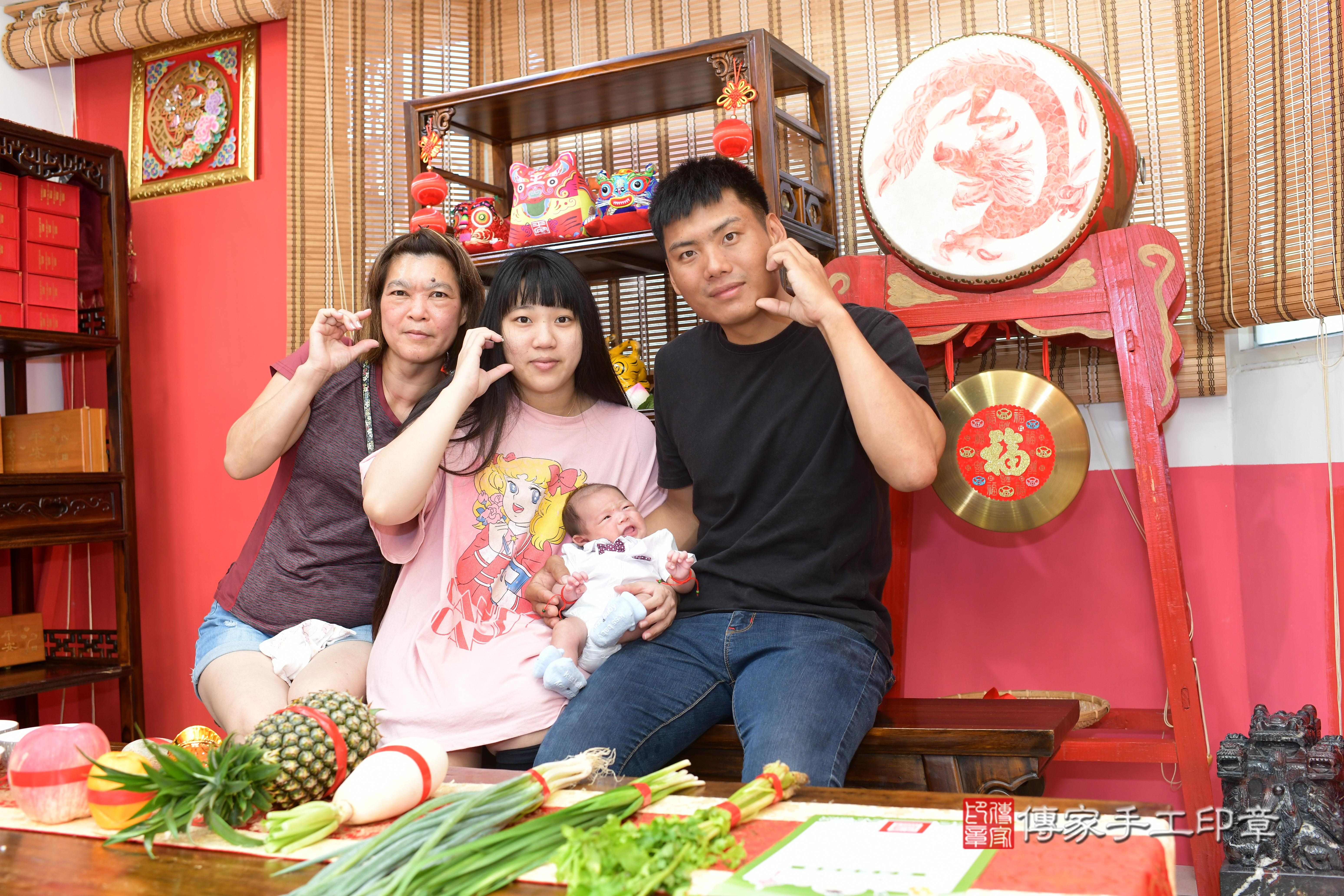 傳家手工印章高雄店、抓周、度脺、中國風會場、傳家嬰兒古禮、吉祥話、抓周道具物品24種、拍照。抓周證書。寶寶抓周、滿周歲、生日快樂、祝福