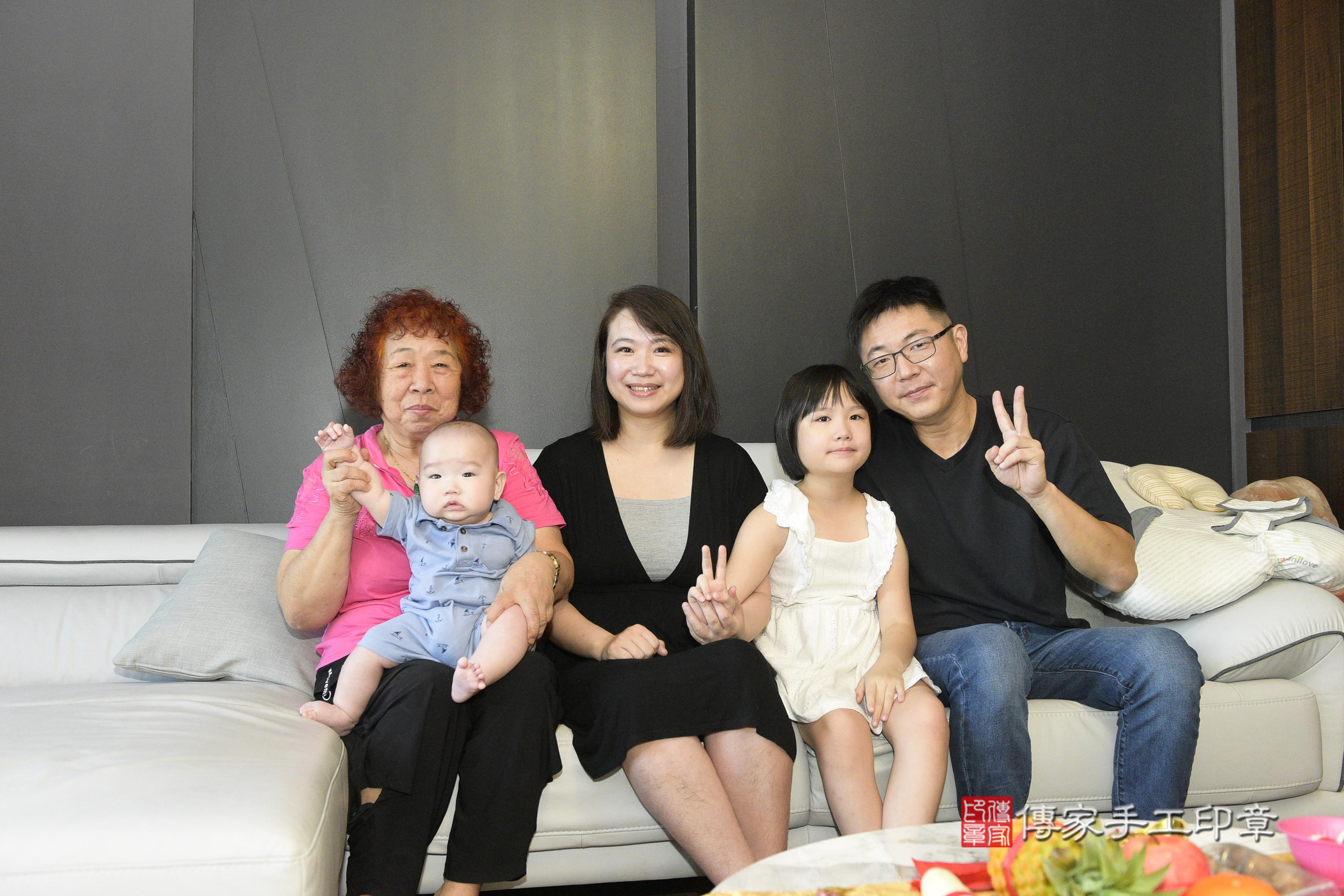 傳家手工印章新竹店、抓周、度脺、中國風會場、傳家嬰兒古禮、吉祥話、抓周道具物品24種、拍照。抓周證書。寶寶抓周、滿周歲、生日快樂、祝福