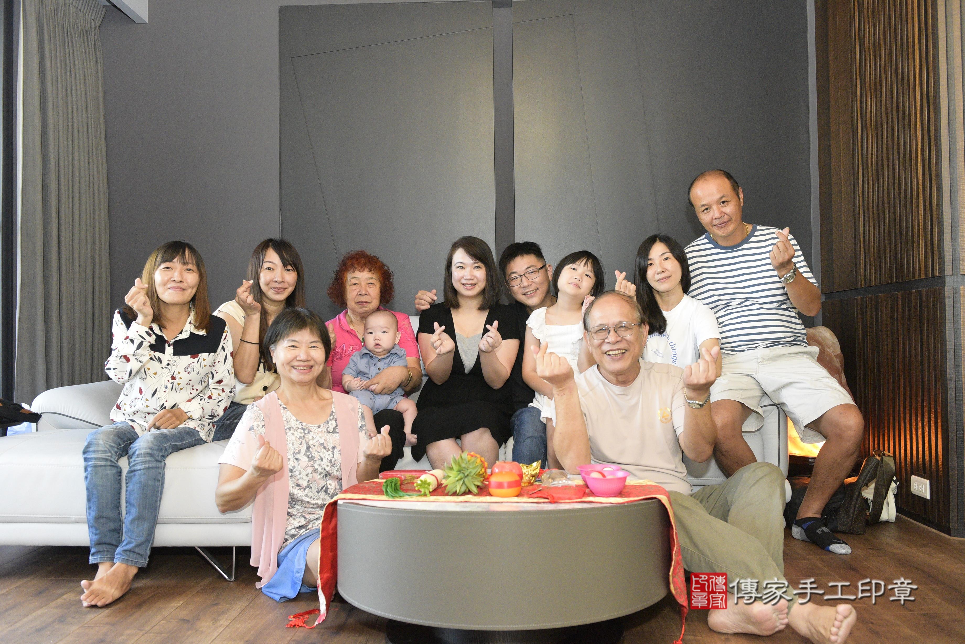 替寶寶舉行剃頭儀式，希望藉此儀式表示寶寶日後「頭殼定」，如石頭般堅硬。  象徵去除穢氣，同時希望寶寶毛髮可以長得更濃密漂亮~ 另外古代也有「二十四孝」，期望寶寶長大後孝順父母 成為好孩子，期許寶貝未來也能有好成就~    在儀式開始前，先來幾張全家福爸爸媽媽和寶貝的合照～