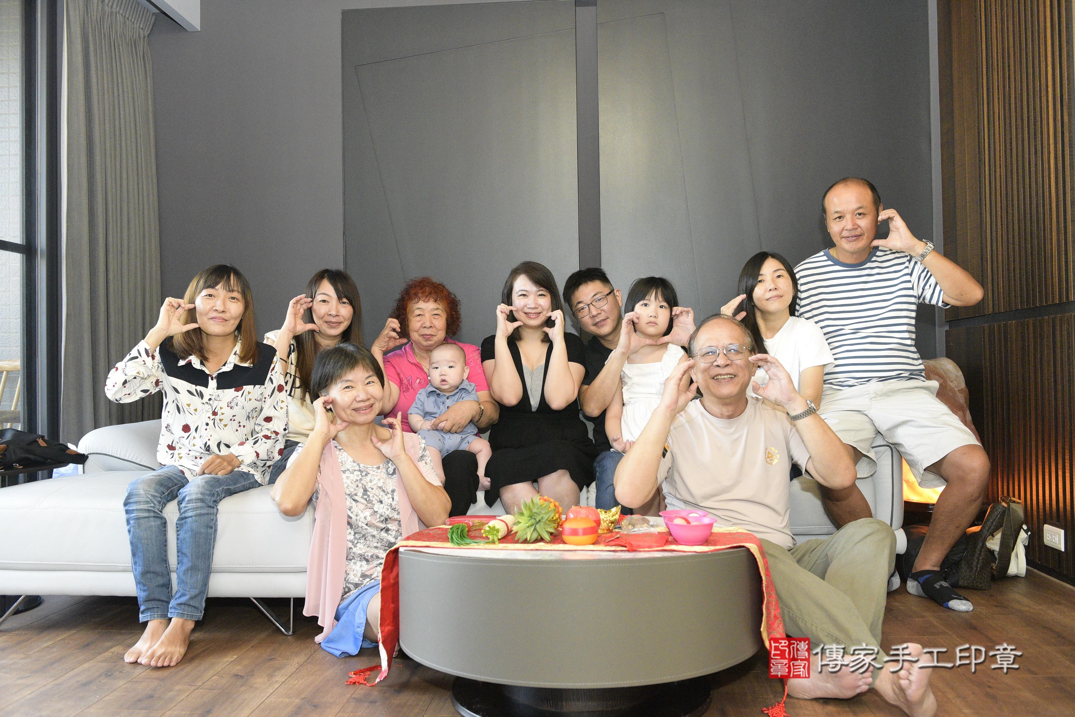 替寶寶舉行剃頭儀式，希望藉此儀式表示寶寶日後「頭殼定」，如石頭般堅硬。  象徵去除穢氣，同時希望寶寶毛髮可以長得更濃密漂亮~ 另外古代也有「二十四孝」，期望寶寶長大後孝順父母 成為好孩子，期許寶貝未來也能有好成就~    在儀式開始前，先來幾張全家福爸爸媽媽和寶貝的合照～