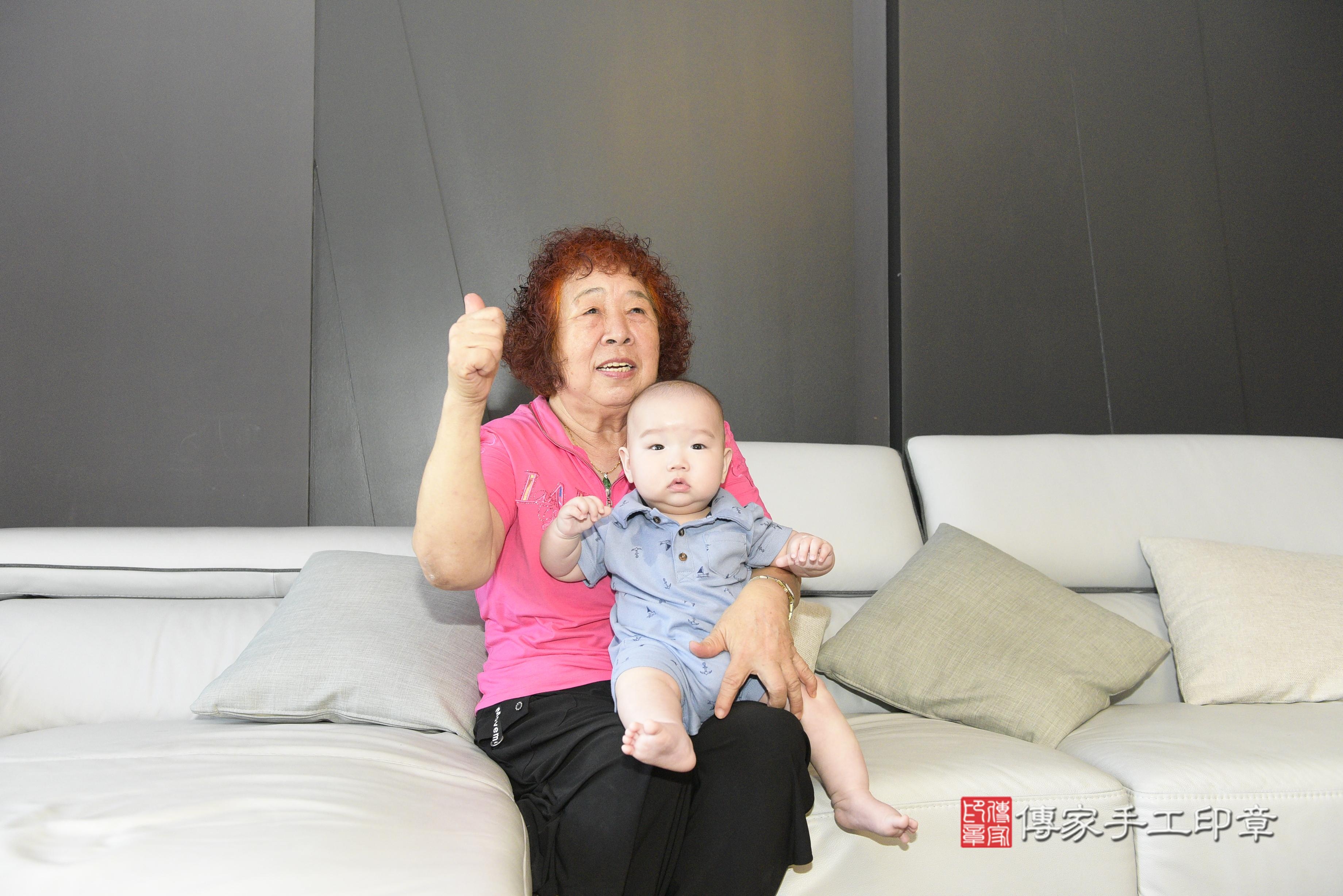 替寶寶舉行剃頭儀式，希望藉此儀式表示寶寶日後「頭殼定」，如石頭般堅硬。  象徵去除穢氣，同時希望寶寶毛髮可以長得更濃密漂亮~ 另外古代也有「二十四孝」，期望寶寶長大後孝順父母 成為好孩子，期許寶貝未來也能有好成就~    在儀式開始前，先來幾張全家福爸爸媽媽和寶貝的合照～