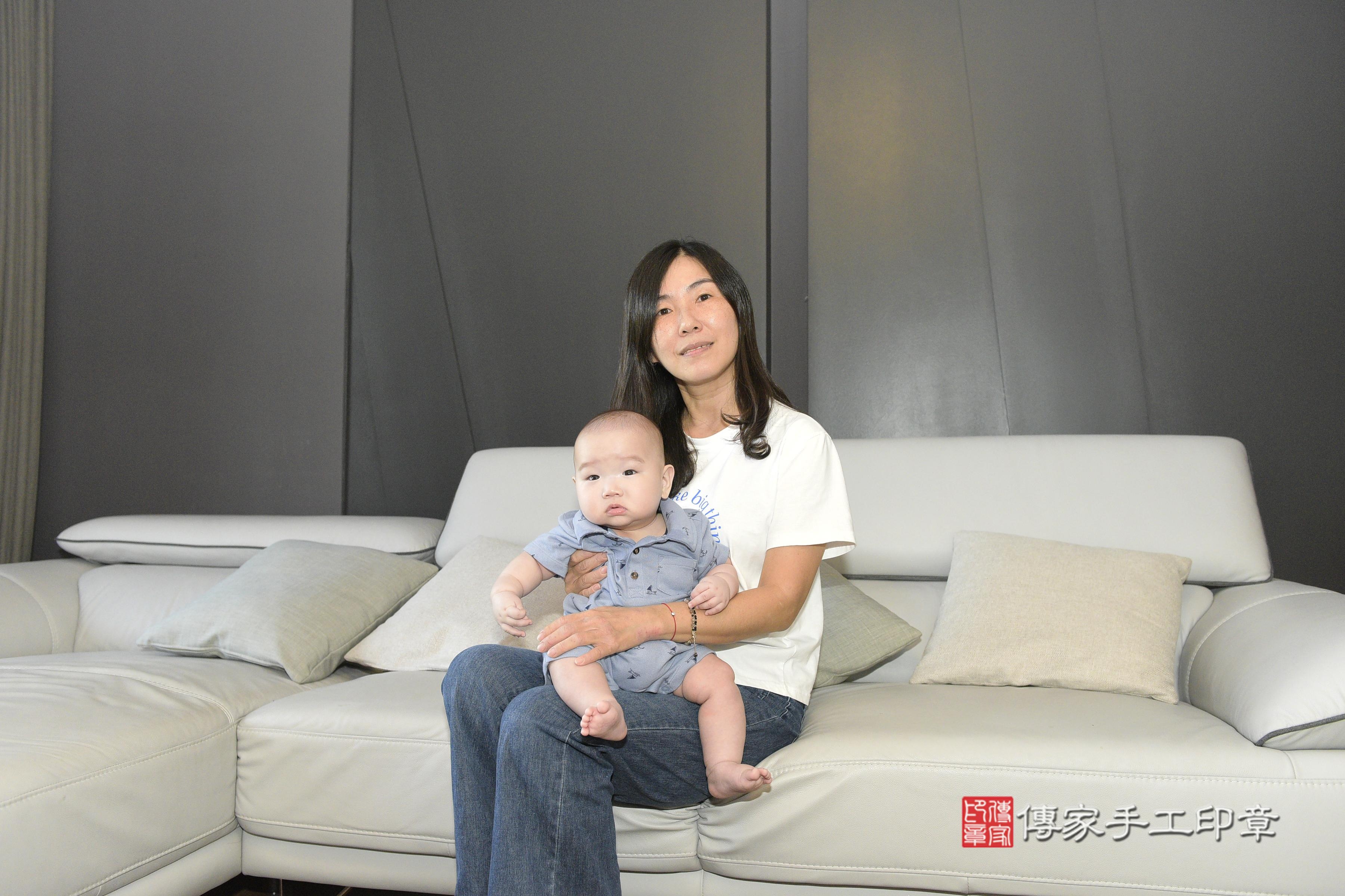 替寶寶舉行剃頭儀式，希望藉此儀式表示寶寶日後「頭殼定」，如石頭般堅硬。  象徵去除穢氣，同時希望寶寶毛髮可以長得更濃密漂亮~ 另外古代也有「二十四孝」，期望寶寶長大後孝順父母 成為好孩子，期許寶貝未來也能有好成就~    在儀式開始前，先來幾張全家福爸爸媽媽和寶貝的合照～