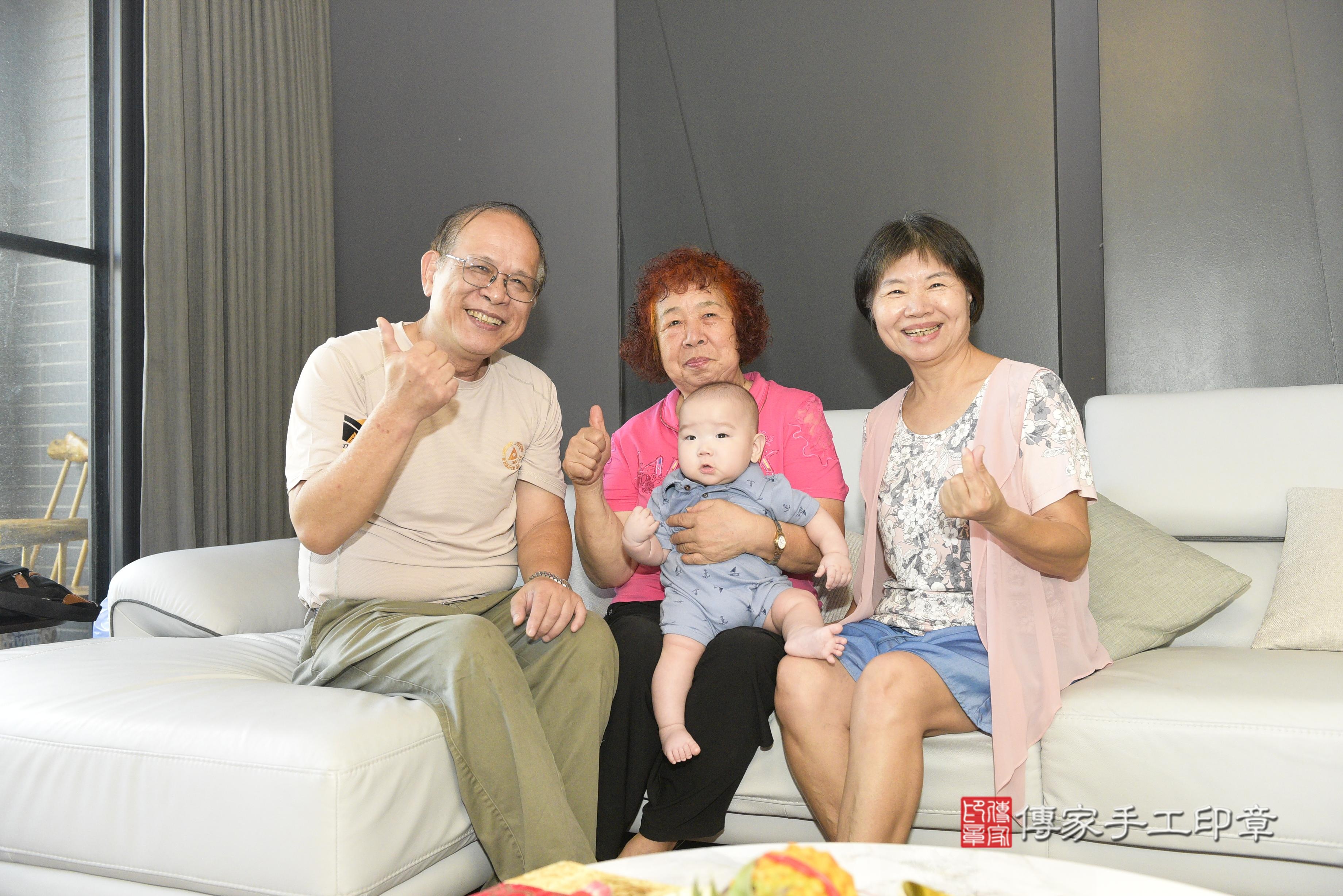 替寶寶舉行剃頭儀式，希望藉此儀式表示寶寶日後「頭殼定」，如石頭般堅硬。  象徵去除穢氣，同時希望寶寶毛髮可以長得更濃密漂亮~ 另外古代也有「二十四孝」，期望寶寶長大後孝順父母 成為好孩子，期許寶貝未來也能有好成就~    在儀式開始前，先來幾張全家福爸爸媽媽和寶貝的合照～