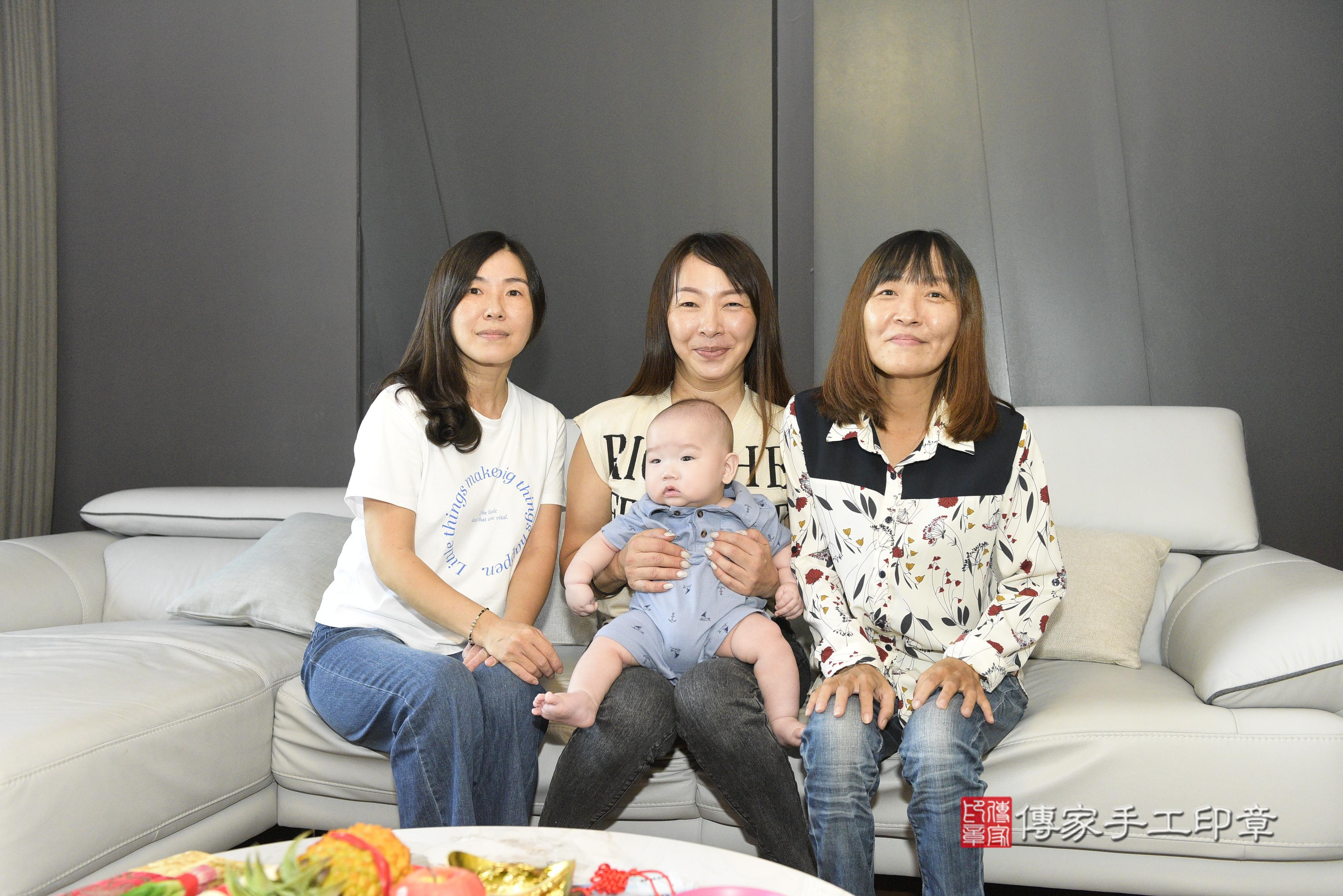 替寶寶舉行剃頭儀式，希望藉此儀式表示寶寶日後「頭殼定」，如石頭般堅硬。  象徵去除穢氣，同時希望寶寶毛髮可以長得更濃密漂亮~ 另外古代也有「二十四孝」，期望寶寶長大後孝順父母 成為好孩子，期許寶貝未來也能有好成就~    在儀式開始前，先來幾張全家福爸爸媽媽和寶貝的合照～