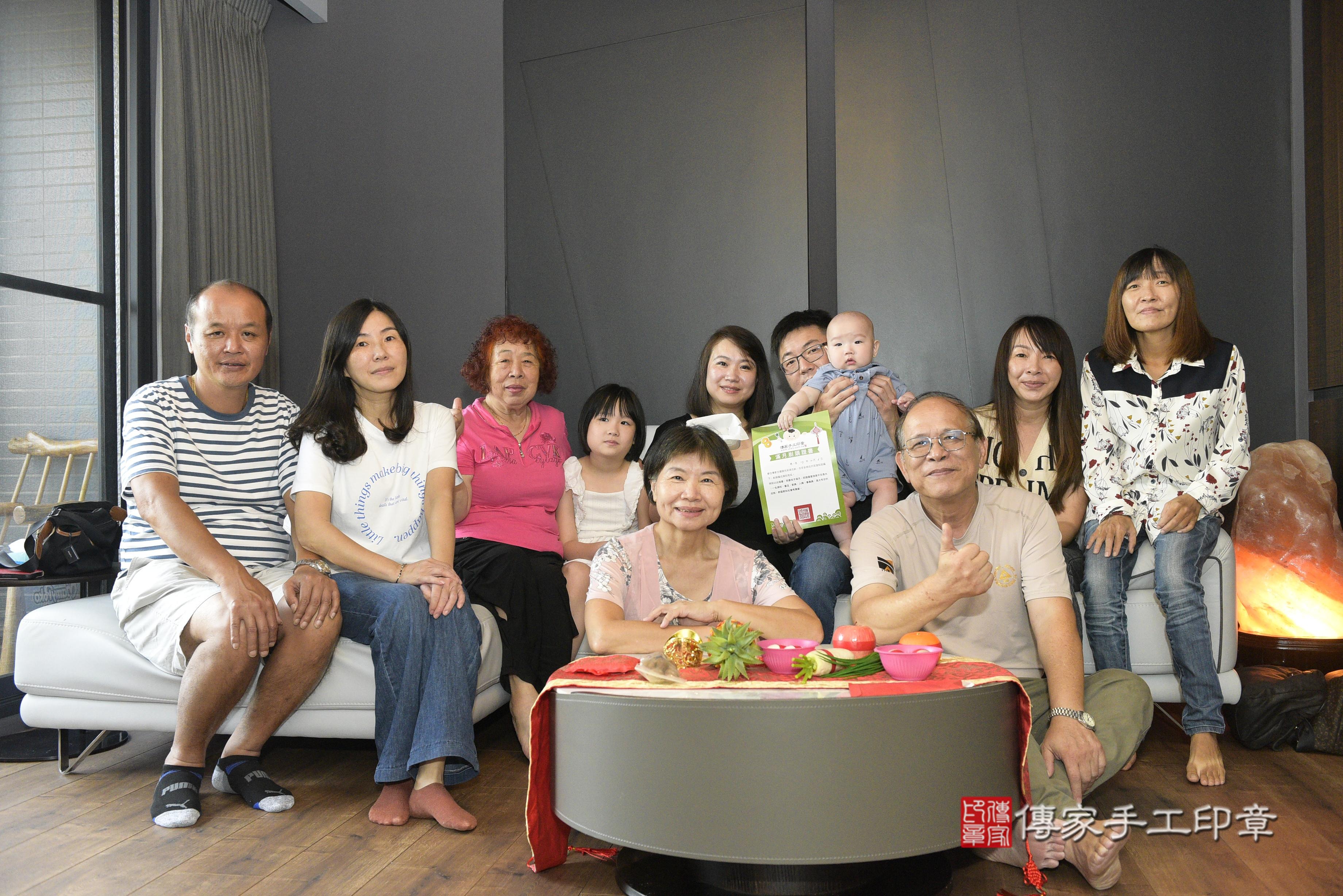 替寶寶舉行剃頭儀式，希望藉此儀式表示寶寶日後「頭殼定」，如石頭般堅硬。  象徵去除穢氣，同時希望寶寶毛髮可以長得更濃密漂亮~ 另外古代也有「二十四孝」，期望寶寶長大後孝順父母 成為好孩子，期許寶貝未來也能有好成就~    在儀式開始前，先來幾張全家福爸爸媽媽和寶貝的合照～