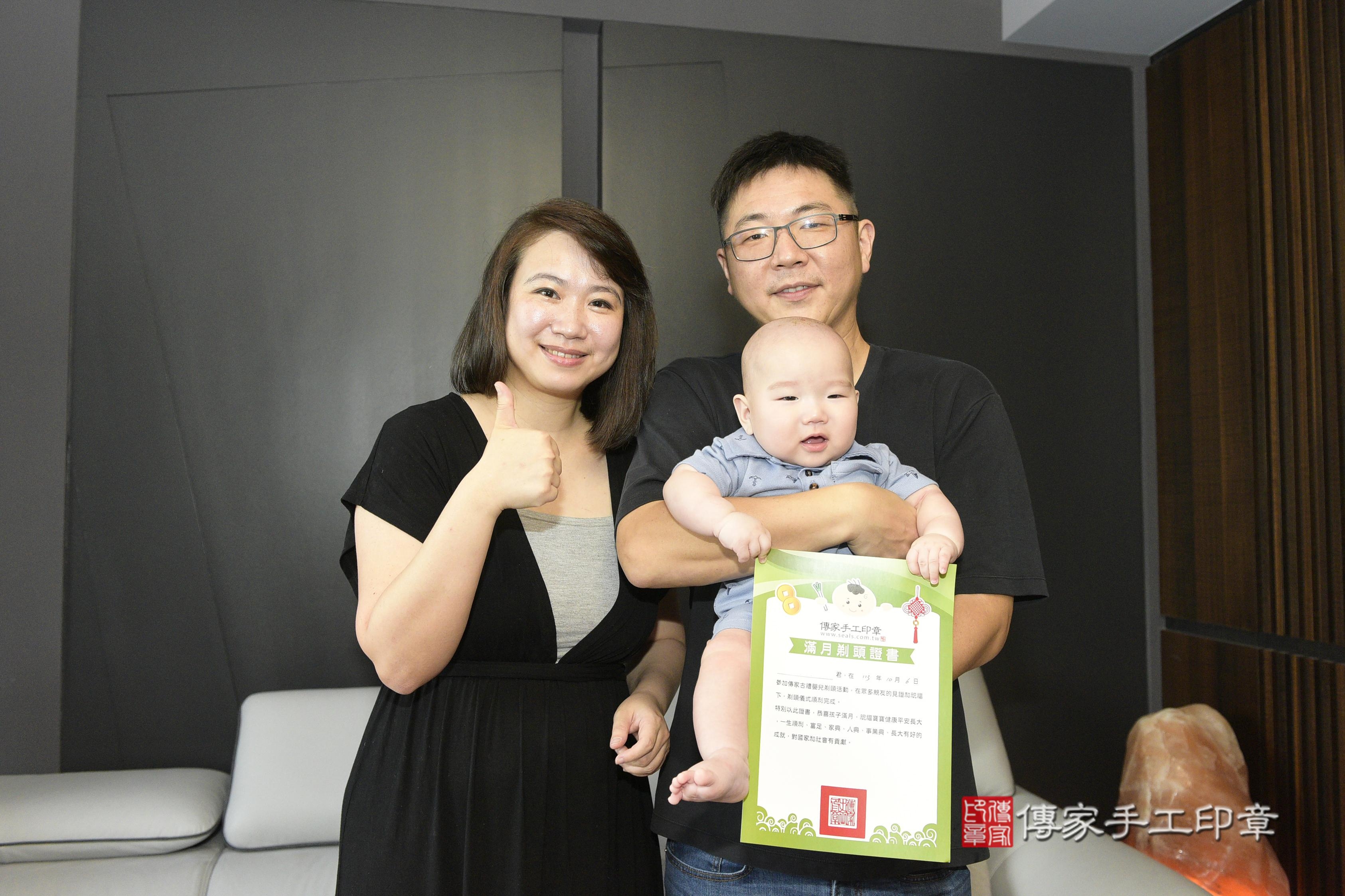 替寶寶舉行剃頭儀式，希望藉此儀式表示寶寶日後「頭殼定」，如石頭般堅硬。  象徵去除穢氣，同時希望寶寶毛髮可以長得更濃密漂亮~ 另外古代也有「二十四孝」，期望寶寶長大後孝順父母 成為好孩子，期許寶貝未來也能有好成就~    在儀式開始前，先來幾張全家福爸爸媽媽和寶貝的合照～