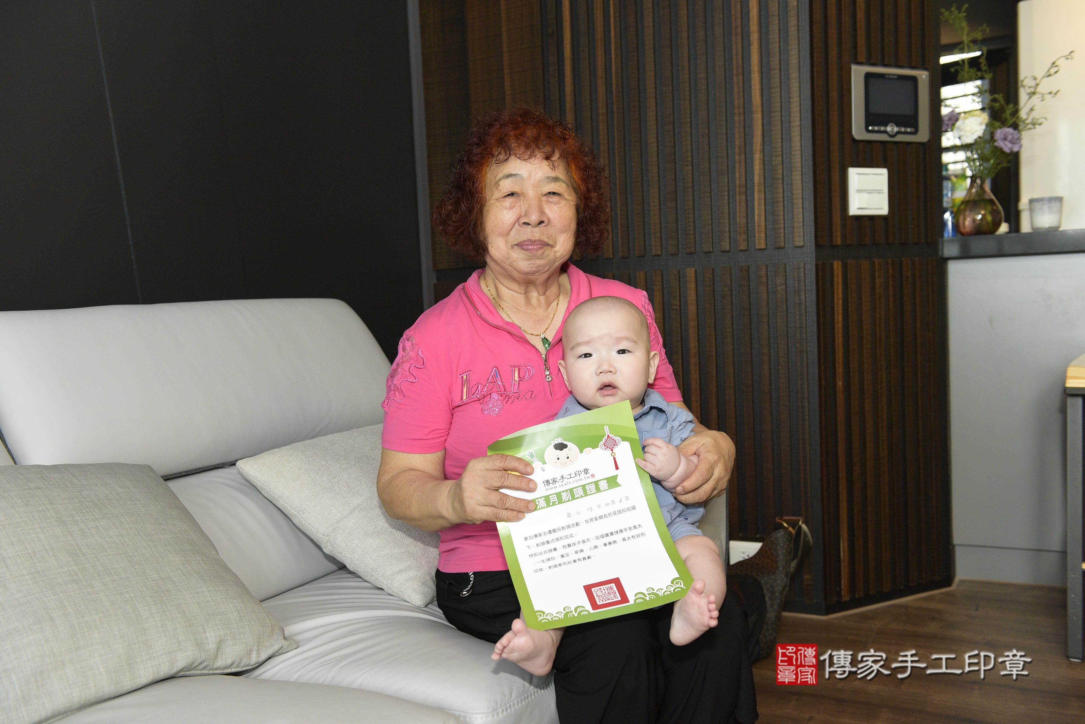 替寶寶舉行剃頭儀式，希望藉此儀式表示寶寶日後「頭殼定」，如石頭般堅硬。  象徵去除穢氣，同時希望寶寶毛髮可以長得更濃密漂亮~ 另外古代也有「二十四孝」，期望寶寶長大後孝順父母 成為好孩子，期許寶貝未來也能有好成就~    在儀式開始前，先來幾張全家福爸爸媽媽和寶貝的合照～