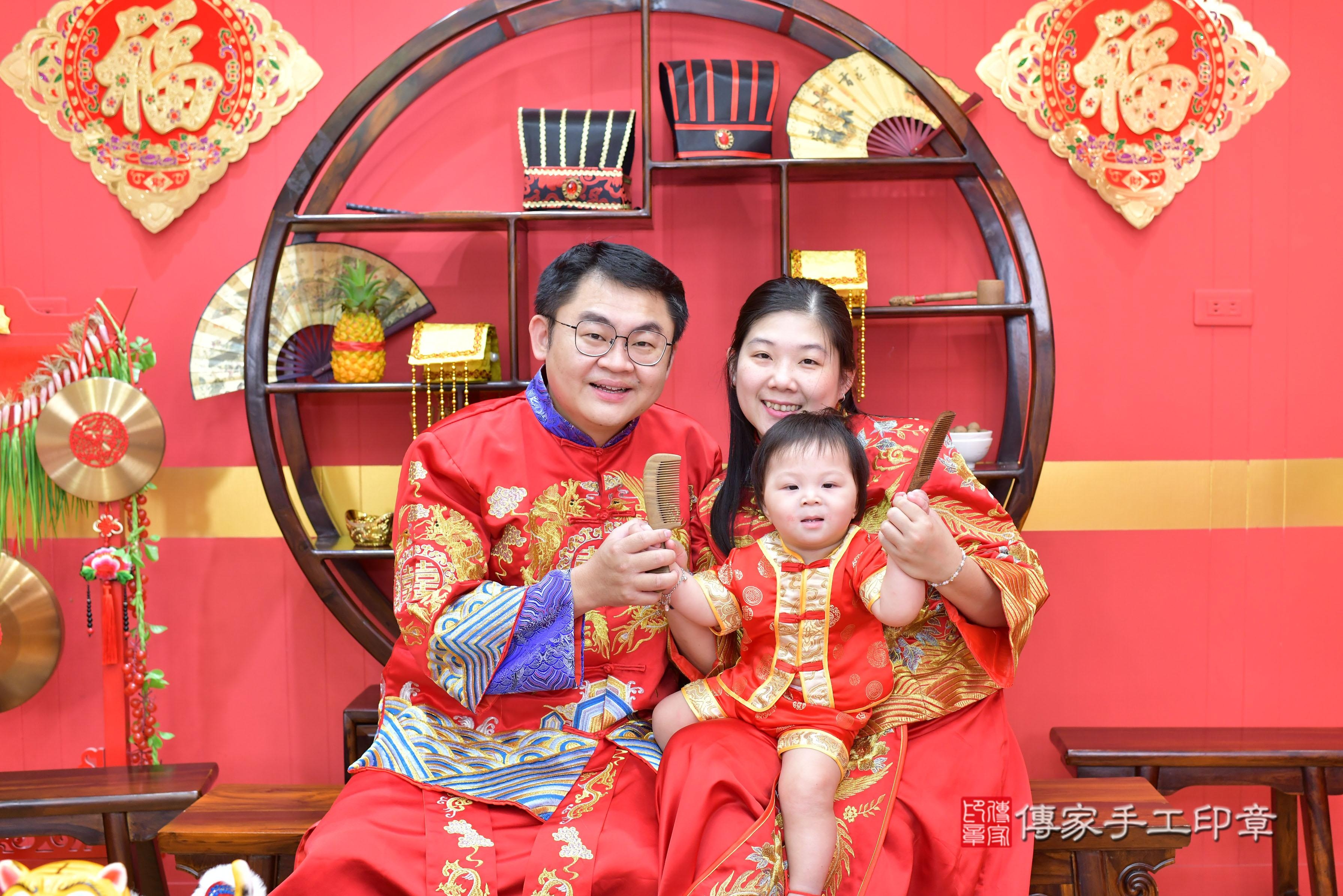 傳家手工印章桃園店、抓周、度脺、中國風會場、傳家嬰兒古禮、吉祥話、抓周道具物品24種、拍照。抓周證書。寶寶抓周、滿周歲、生日快樂、祝福