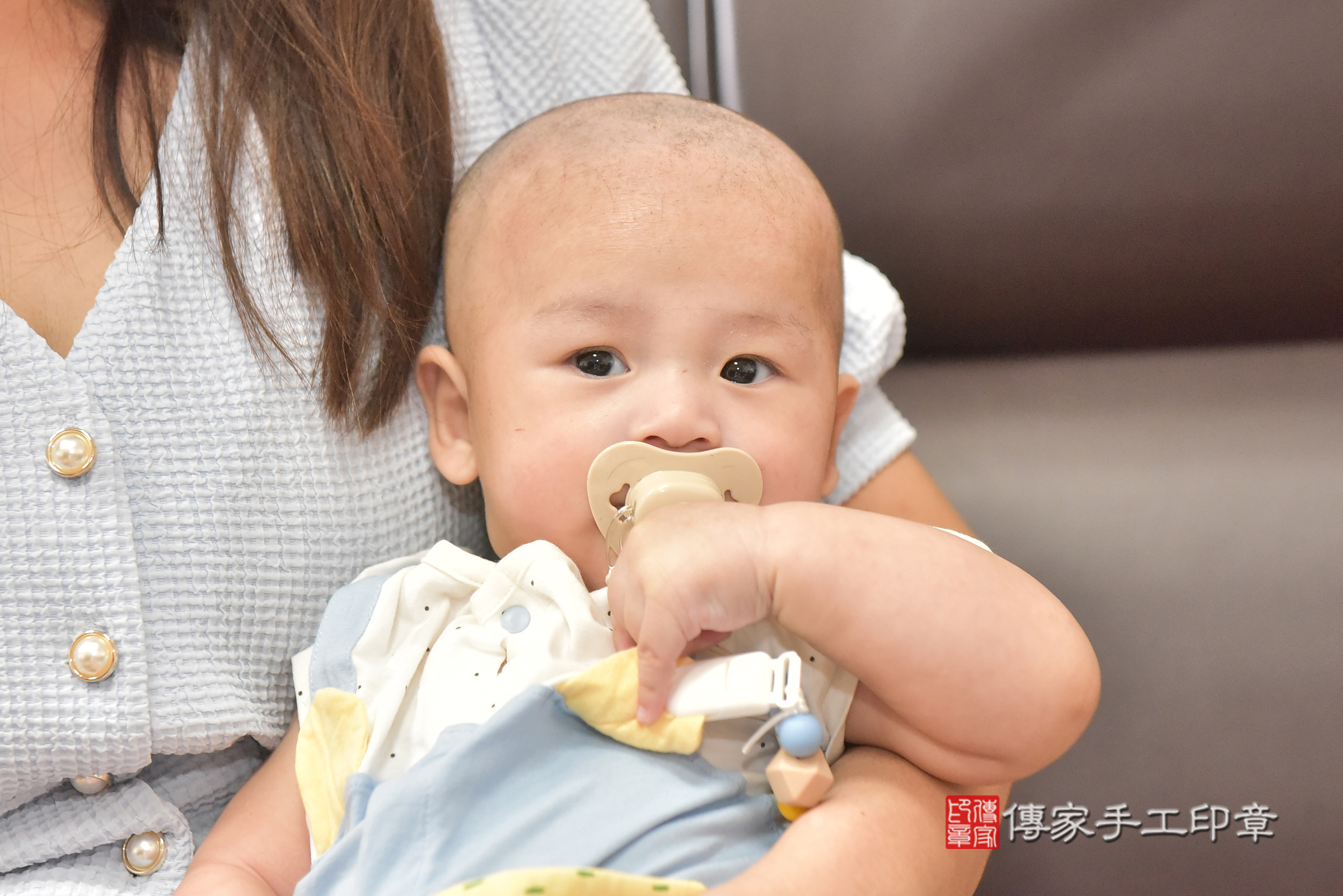 晏晏寶寶(彰化縣員林市到府嬰兒晏晏寶寶滿月剃頭理髮、到府嬰兒剃胎毛儀式吉祥話)。到府剃頭剃胎毛主持、專業拍照、證書。★購買「臍帶章、肚臍章、胎毛筆刷印章」贈送：剃頭、收涎、抓周，三選一。2024.9.19，照片10