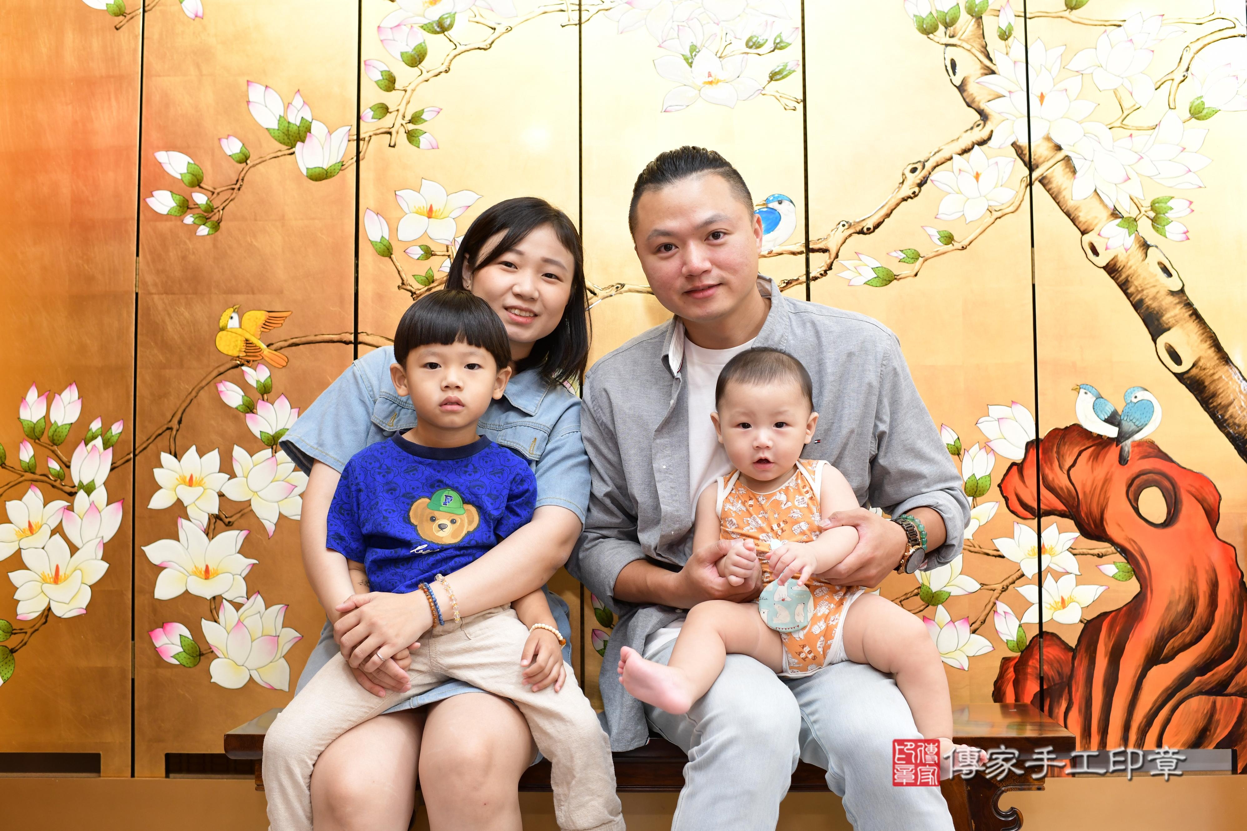 傳家手工印章台南店、抓周、度脺、中國風會場、傳家嬰兒古禮、吉祥話、抓周道具物品24種、拍照。抓周證書。寶寶抓周、滿周歲、生日快樂、祝福