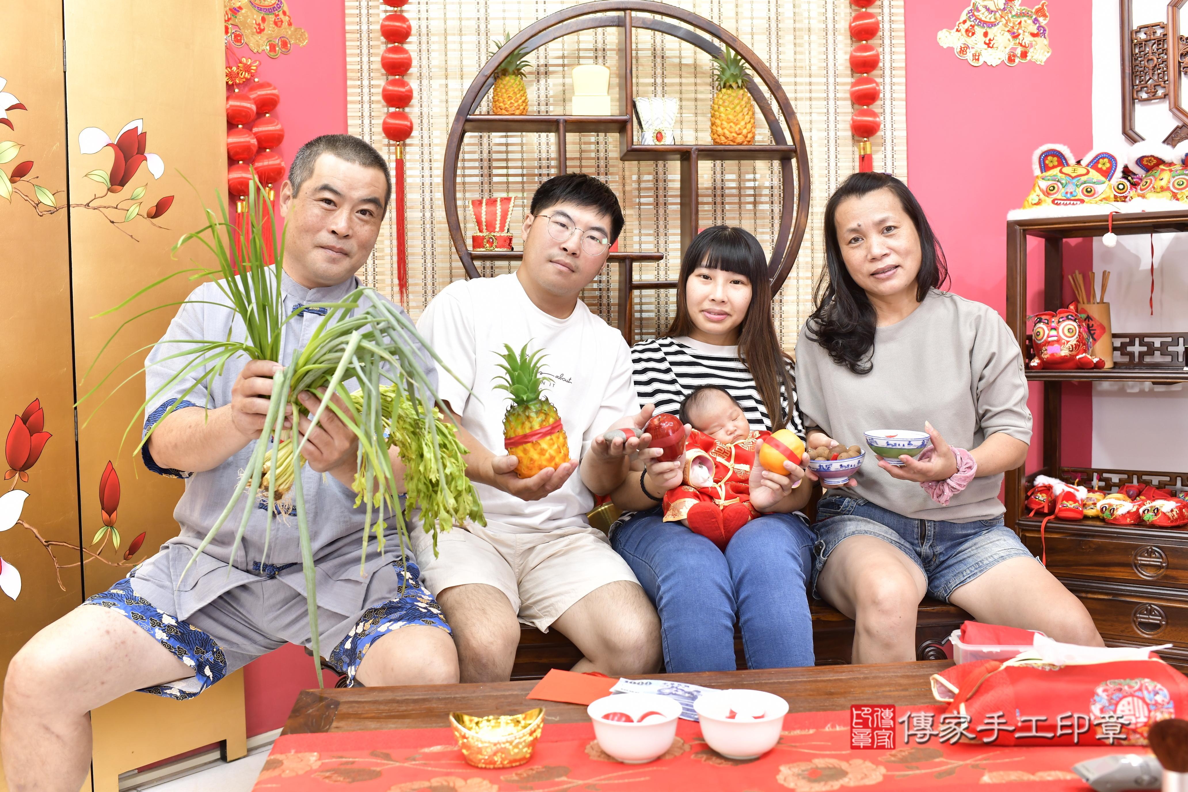 傳家手工印章新竹店、抓周、度脺、中國風會場、傳家嬰兒古禮、吉祥話、抓周道具物品24種、拍照。抓周證書。寶寶抓周、滿周歲、生日快樂、祝福