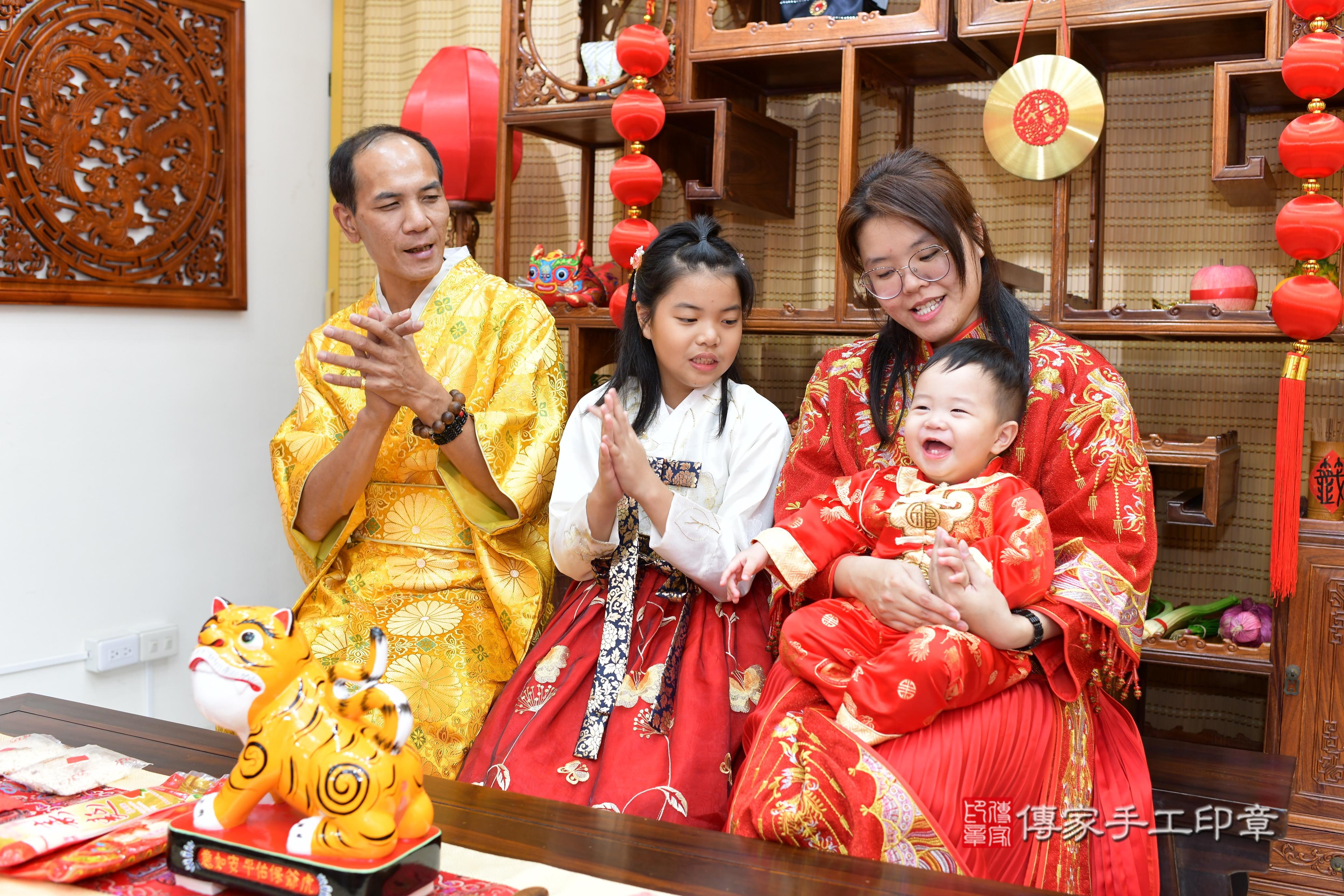 傳家手工印章台南店、抓周、度脺、中國風會場、傳家嬰兒古禮、吉祥話、抓周道具物品24種、拍照。抓周證書。寶寶抓周、滿周歲、生日快樂、祝福