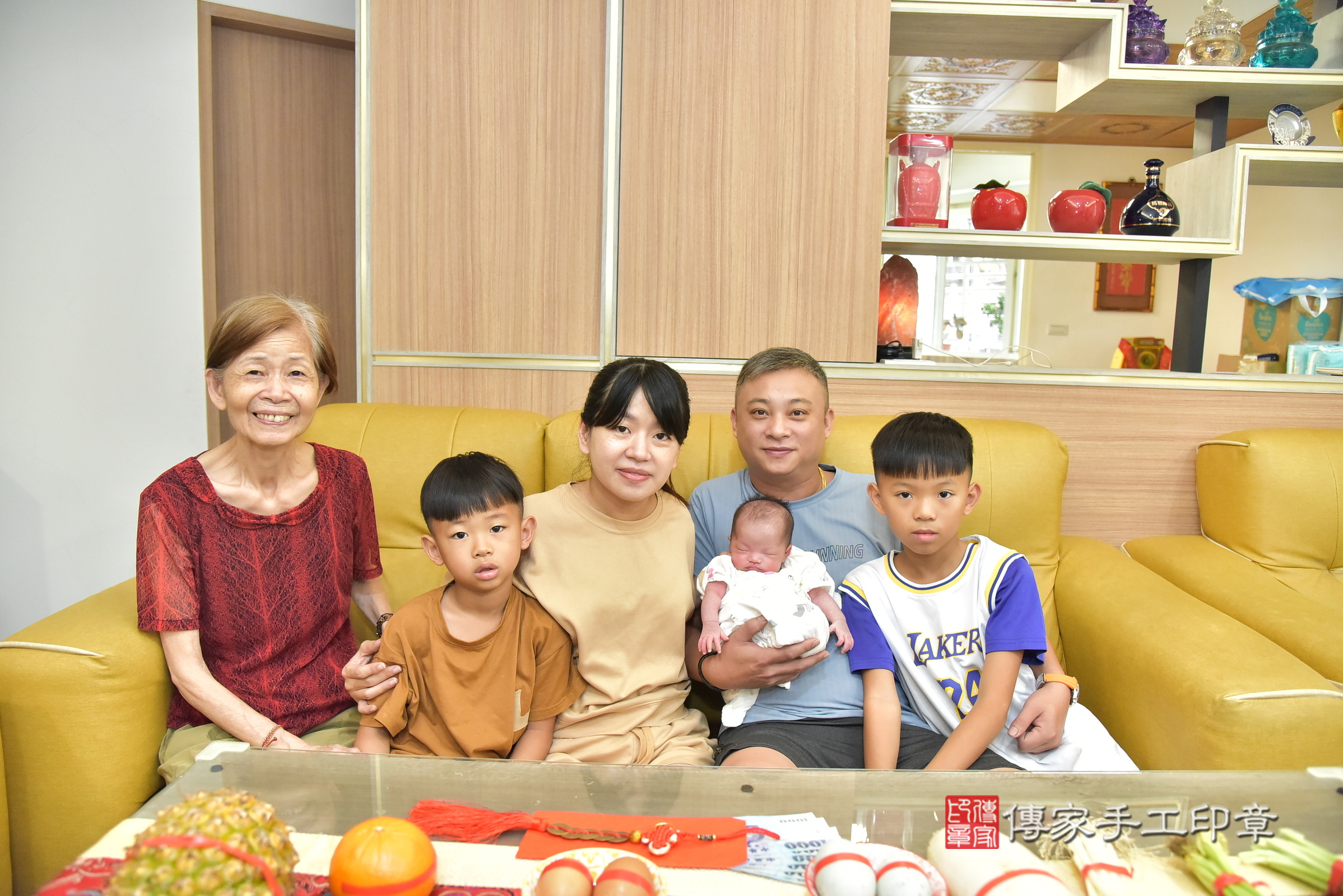 小嫙寶寶(新北市新莊區到府嬰兒小嫙寶寶滿月剃頭理髮、到府嬰兒剃胎毛儀式吉祥話)。到府剃頭剃胎毛主持、專業拍照、證書。★購買「臍帶章、肚臍章、胎毛筆刷印章」贈送：剃頭、收涎、抓周，三選一。2024.10.5，照片3