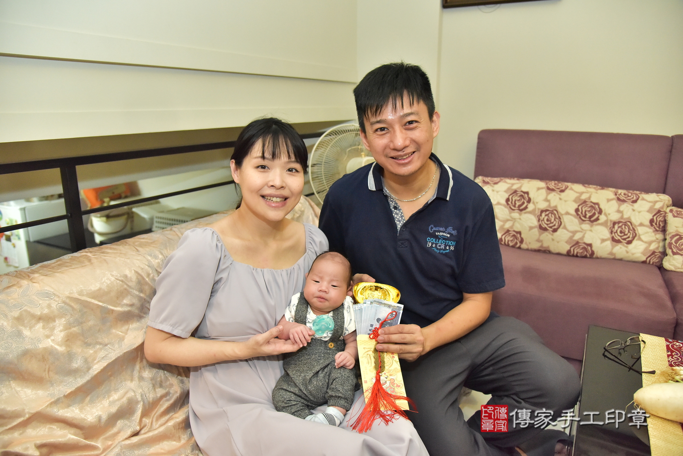呂寶寶(新北市新店區到府嬰兒呂寶寶滿月剃頭理髮、到府嬰兒剃胎毛儀式吉祥話)。到府剃頭剃胎毛主持、專業拍照、證書。★購買「臍帶章、肚臍章、胎毛筆刷印章」贈送：剃頭、收涎、抓周，三選一。2024.10.6，照片18