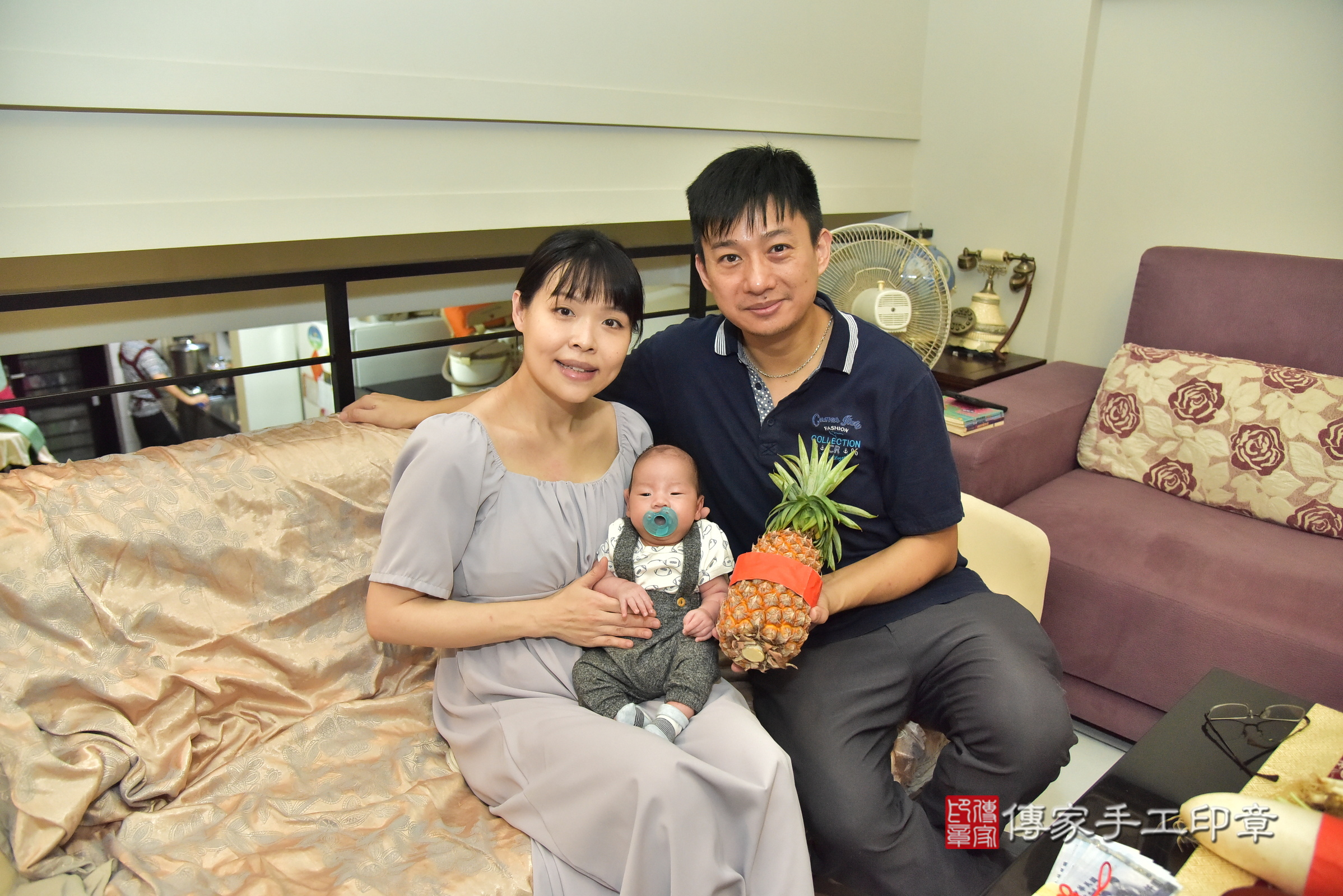 呂寶寶(新北市新店區到府嬰兒呂寶寶滿月剃頭理髮、到府嬰兒剃胎毛儀式吉祥話)。到府剃頭剃胎毛主持、專業拍照、證書。★購買「臍帶章、肚臍章、胎毛筆刷印章」贈送：剃頭、收涎、抓周，三選一。2024.10.6，照片16