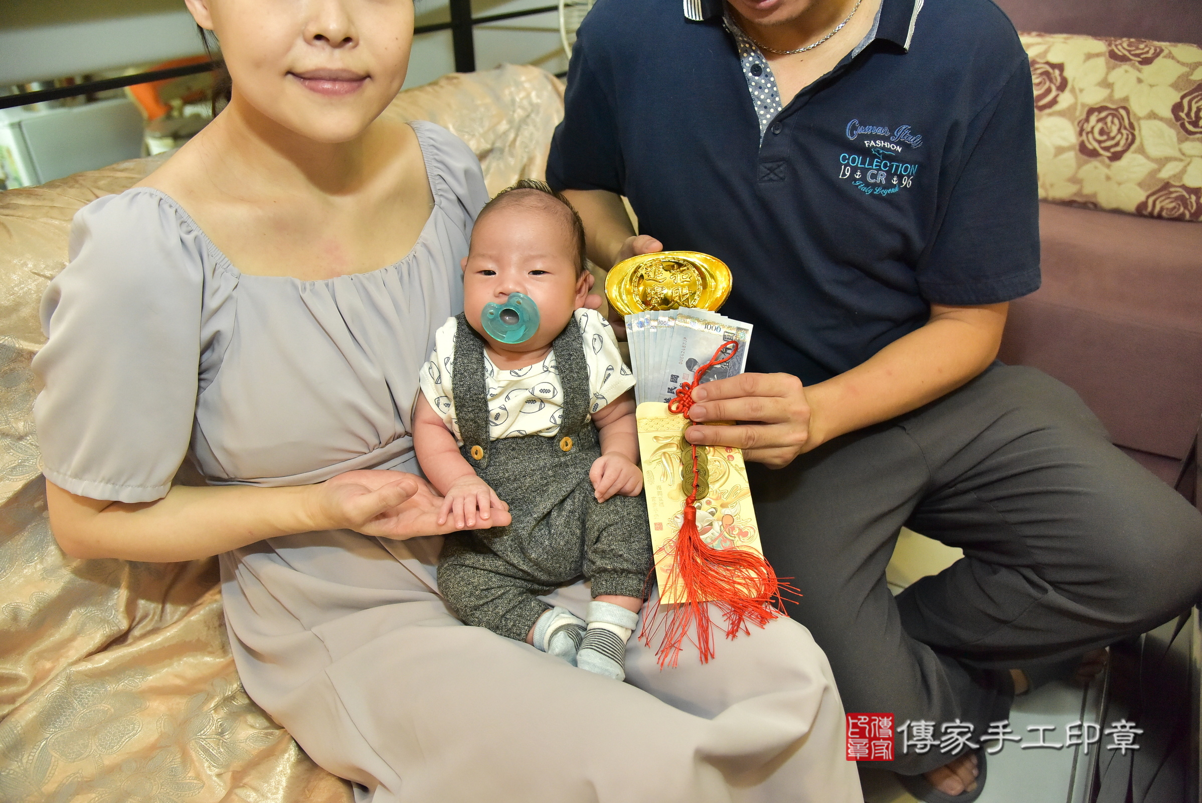 呂寶寶(新北市新店區到府嬰兒呂寶寶滿月剃頭理髮、到府嬰兒剃胎毛儀式吉祥話)。到府剃頭剃胎毛主持、專業拍照、證書。★購買「臍帶章、肚臍章、胎毛筆刷印章」贈送：剃頭、收涎、抓周，三選一。2024.10.6，照片17