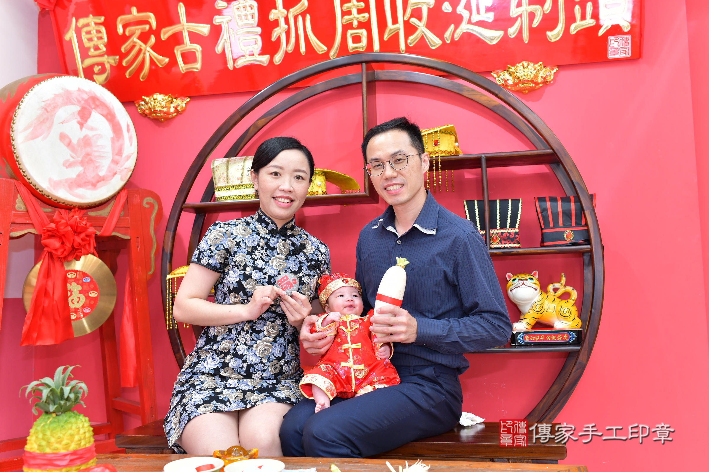 安安寶寶(台中市北區嬰兒寶寶滿月剃頭理髮、嬰兒剃胎毛儀式吉祥話)。中國風會場，爸媽寶貝穿「日中韓」古裝禮服。專業拍照、證書。★購買「臍帶章、肚臍章、胎毛筆刷印章」贈送：剃頭、收涎、抓周，三選一。2024.9.22，照片10