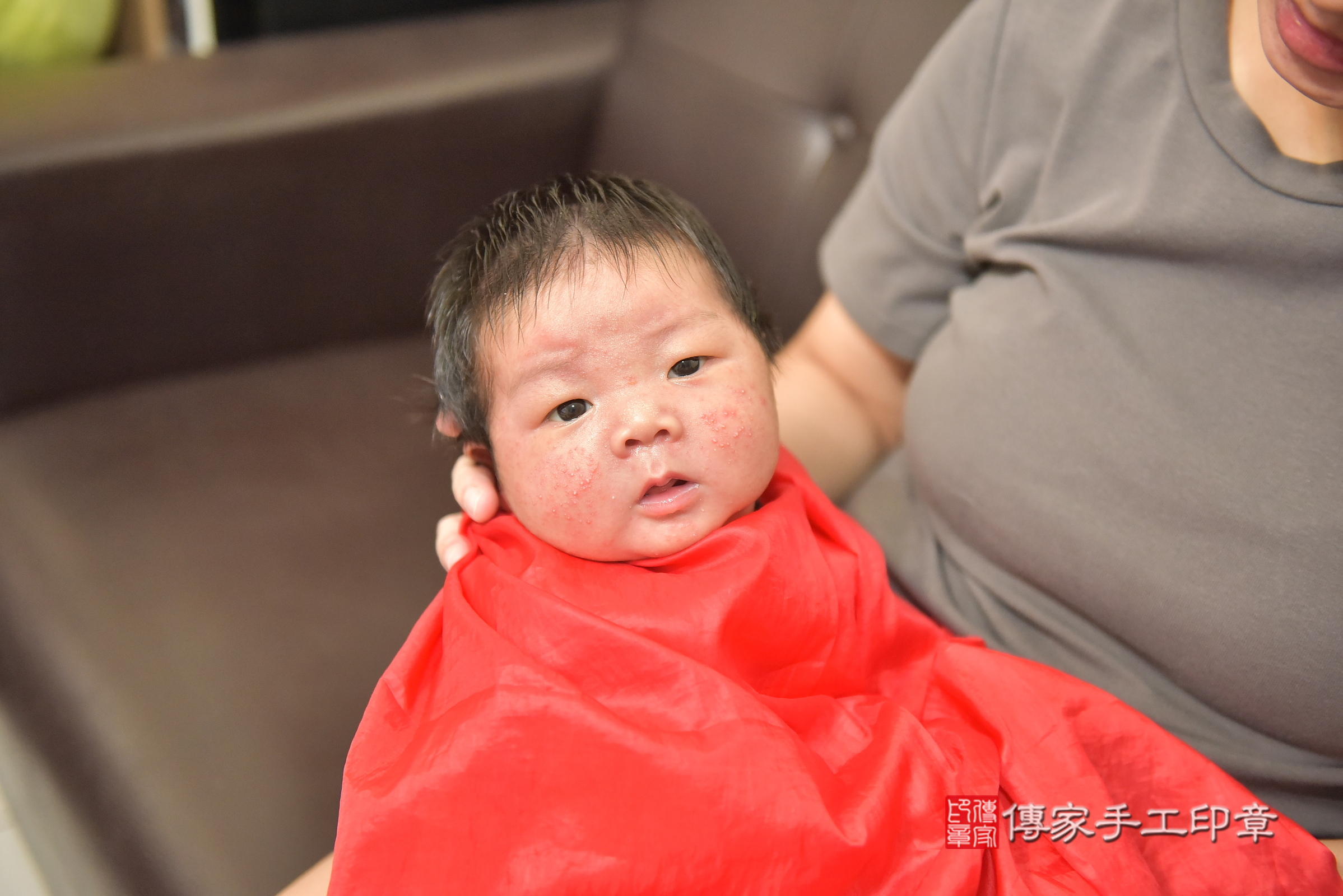 小宸寶寶(台中市南屯區到府嬰兒小宸寶寶滿月剃頭理髮、到府嬰兒剃胎毛儀式吉祥話)。到府剃頭剃胎毛主持、專業拍照、證書。★購買「臍帶章、肚臍章、胎毛筆刷印章」贈送：剃頭、收涎、抓周，三選一。2024.9.28，照片11