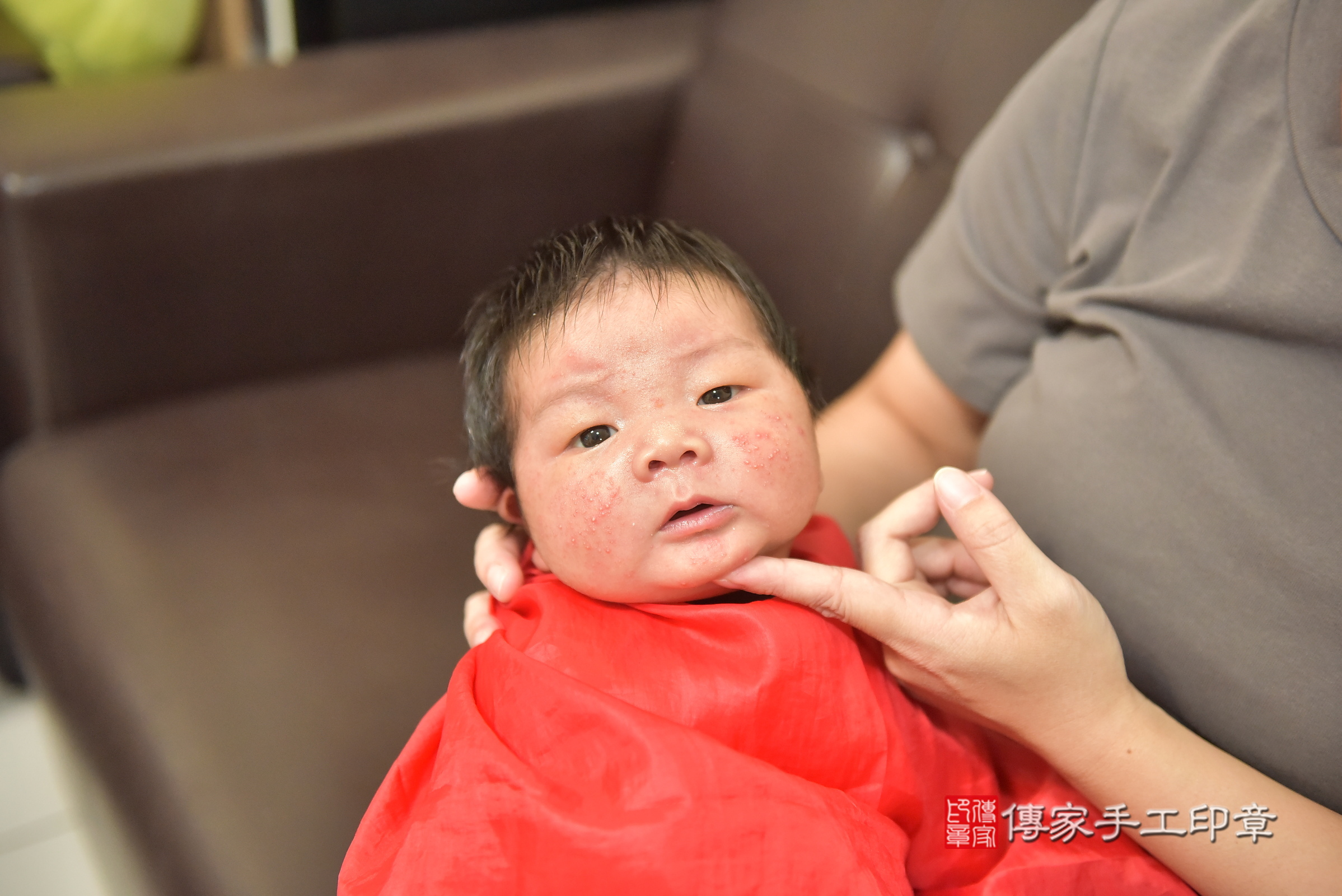 小宸寶寶(台中市南屯區到府嬰兒小宸寶寶滿月剃頭理髮、到府嬰兒剃胎毛儀式吉祥話)。到府剃頭剃胎毛主持、專業拍照、證書。★購買「臍帶章、肚臍章、胎毛筆刷印章」贈送：剃頭、收涎、抓周，三選一。2024.9.28，照片12
